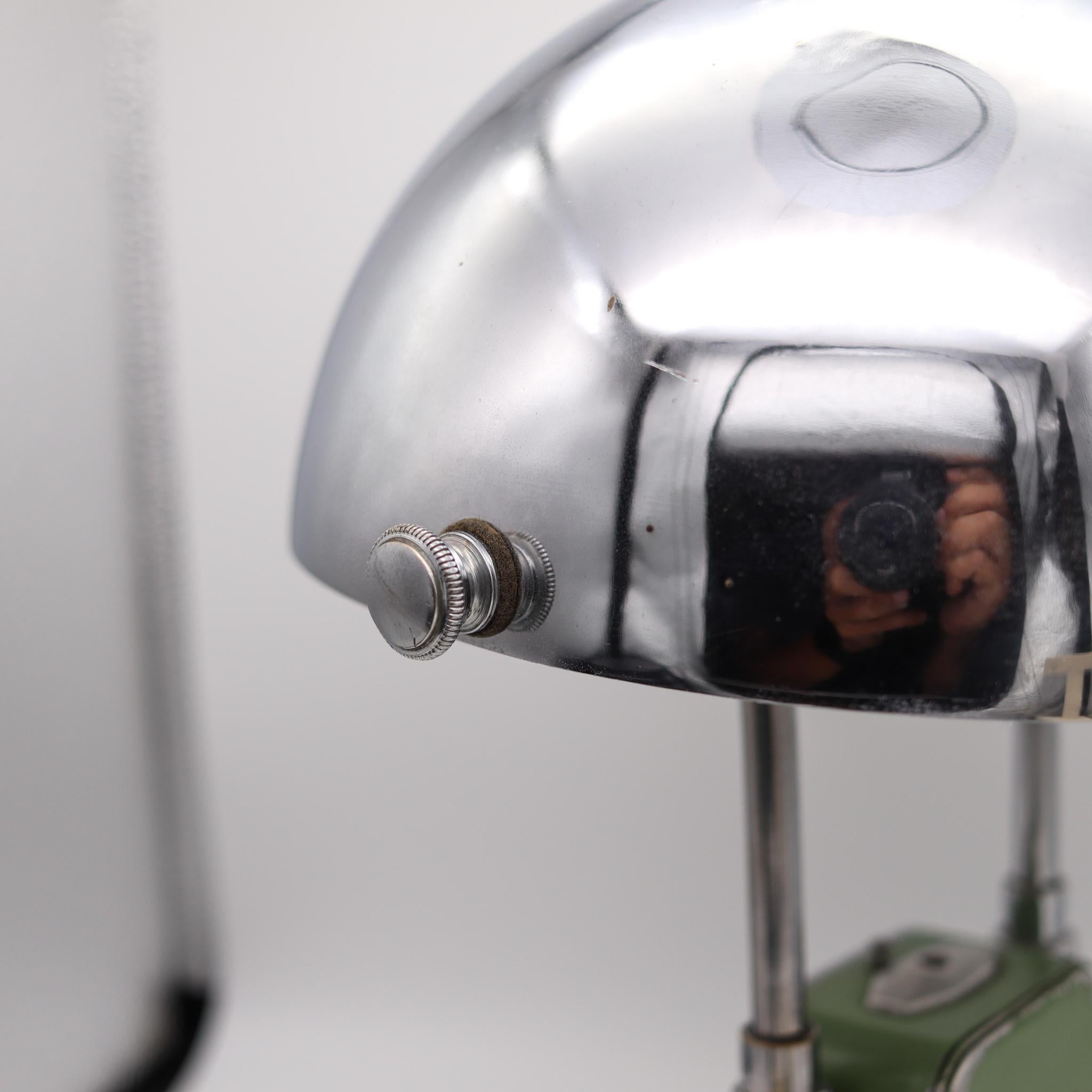 Milieu du XXe siècle Lampe de bureau et horloge d'alarme Art déco Bayard France 1930 en acier inoxydable en vente