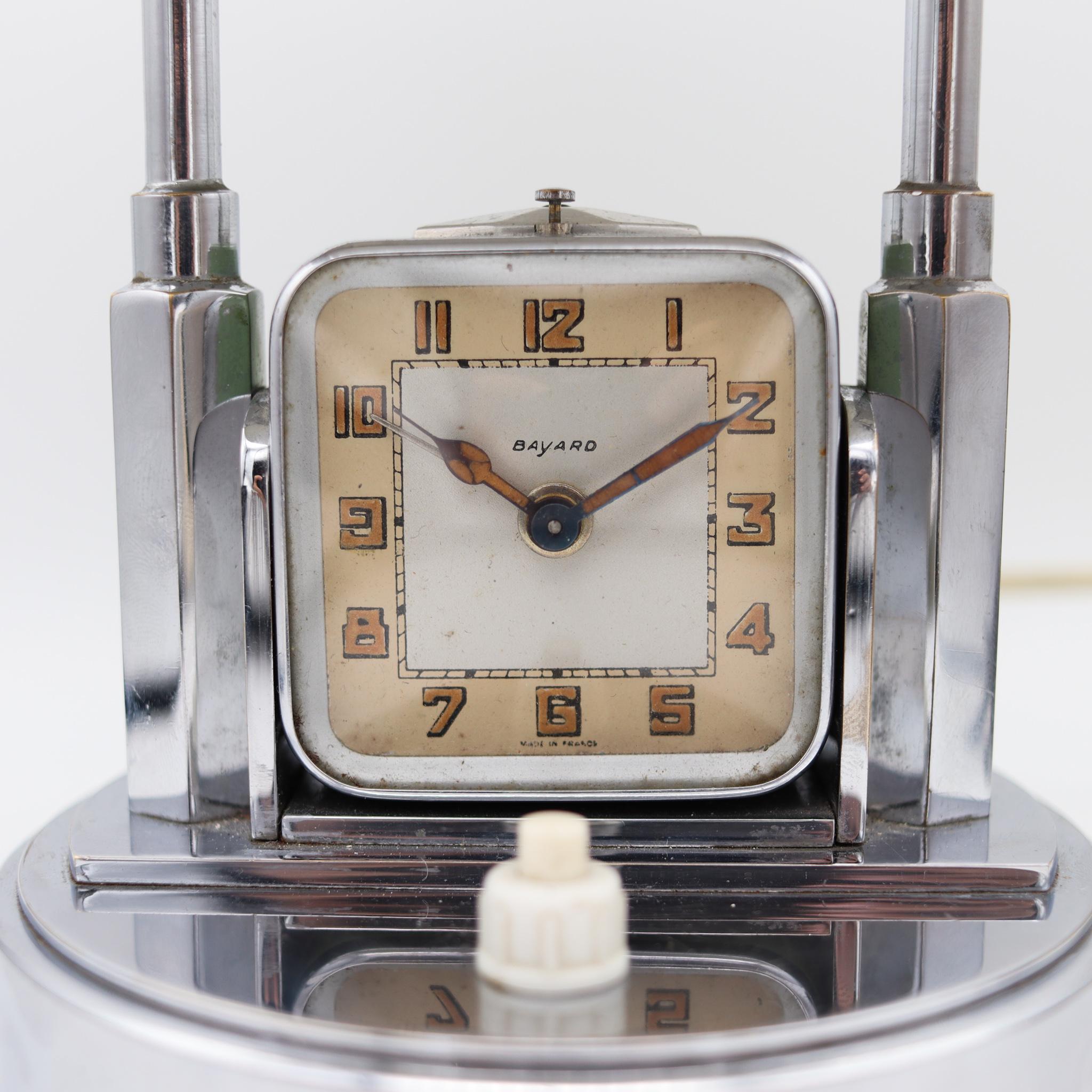 Bayard Frankreich 1930 Art Deco-Schreibtisch-Tischlampe und Alarmuhr aus Edelstahl (Mitte des 20. Jahrhunderts) im Angebot