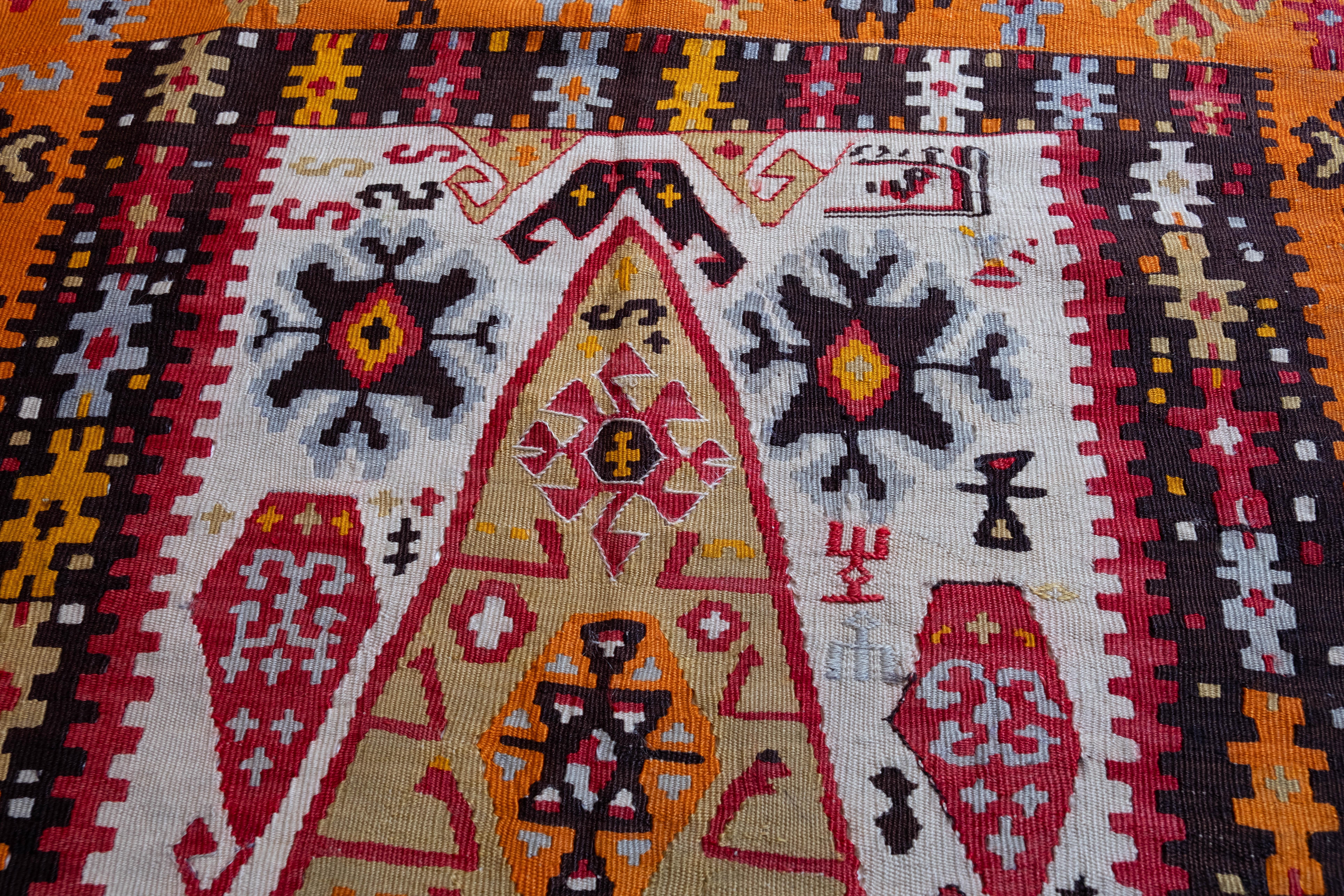 Il s'agit d'un vieux kilim vintage d'Anatolie orientale de la région de Bayburt, dont la composition des couleurs est rare et magnifique. 

Ce kilim antique de grande collection présente de merveilleuses couleurs et textures particulières, typiques
