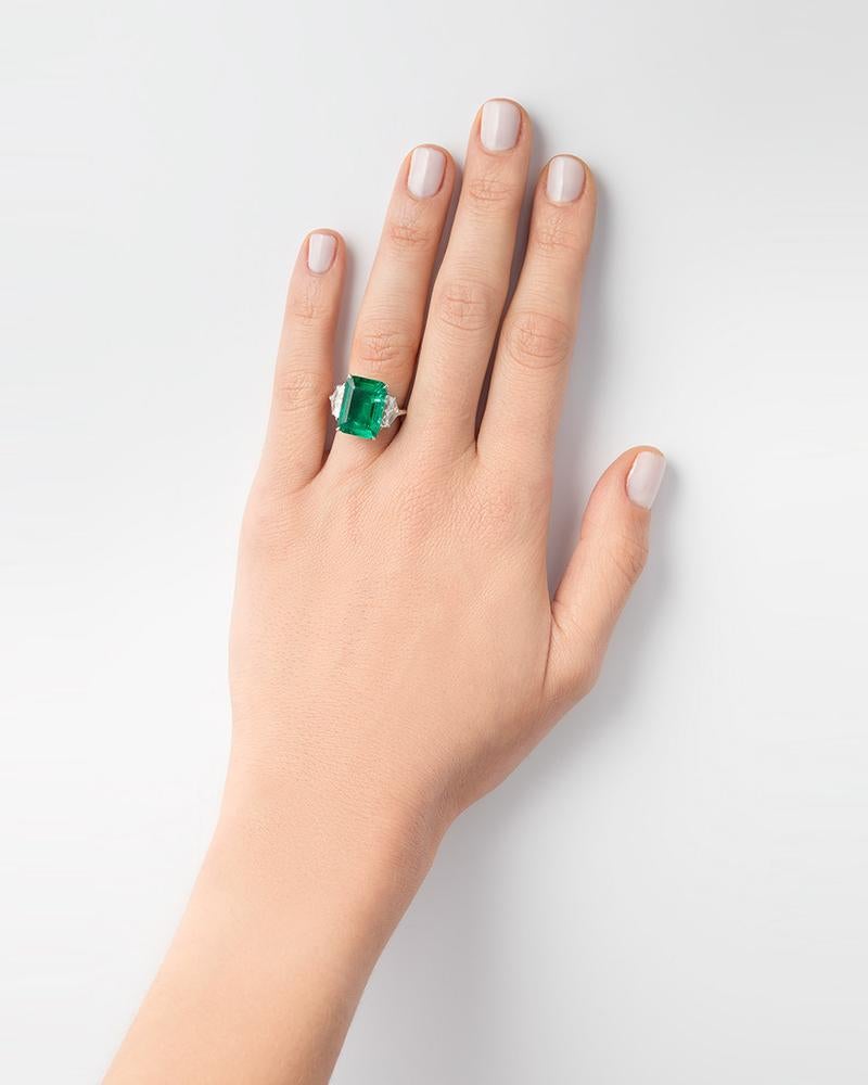 Modern Bayco 6.85 Carat Un-Enhanced Old-Mine Colombian Emerald Diamond Platinum Ring For Sale