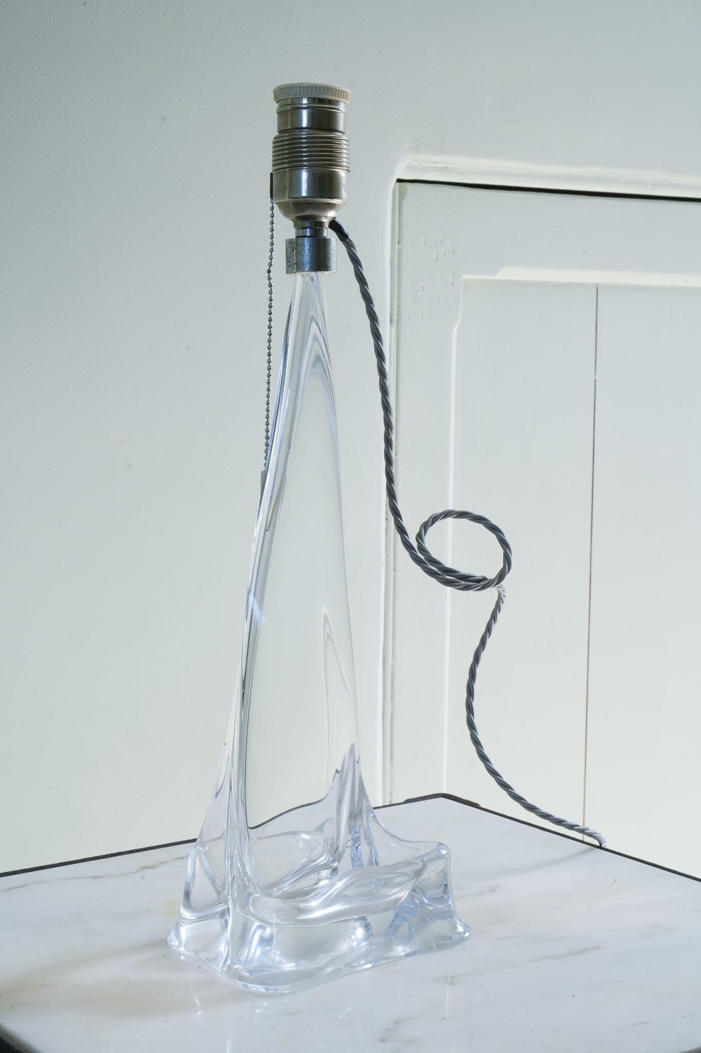 Forme fluide et élégante en verre clair, porte-bijoux bombé inhabituel à la base.

Très bon état d'origine avec tirette on-off sur la douille de l'ampoule.