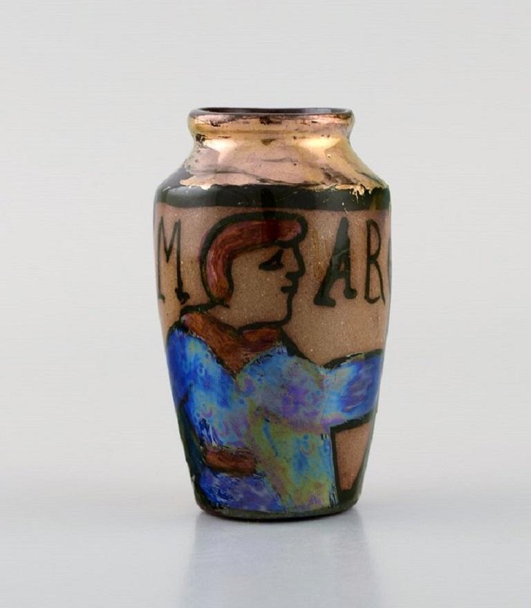 Bayeux, Francia. Due vasi in miniatura in ceramica smaltata dipinta a mano con decorazioni in oro. Anni '30/'40.
Misure più grandi: 8 x 6,5 cm.
In ottime condizioni.
Firmato.