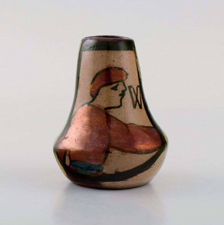 Smaltato Bayeux, Francia, Due vasi in miniatura in ceramica smaltata dipinta a mano in vendita