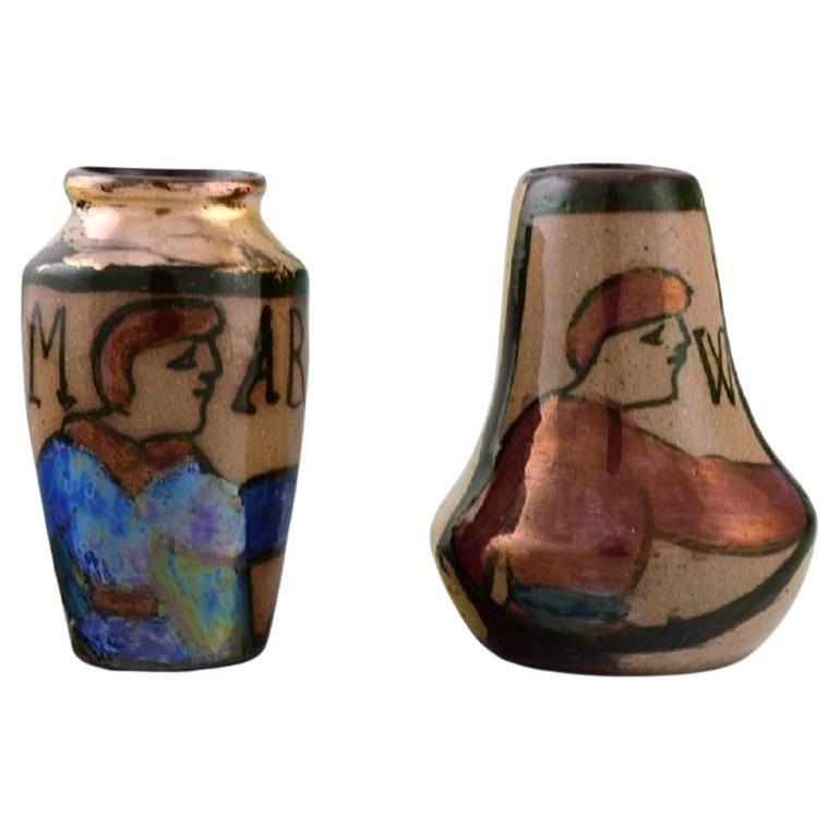 Bayeux, France, Deux vases miniatures en céramique émaillée peinte à la main