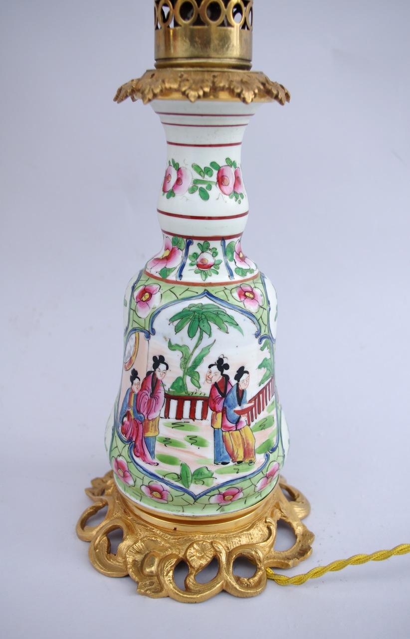 Exportation chinoise Paire de lampes en porcelaine de Bayeux, style Canton, 19ème siècle en vente