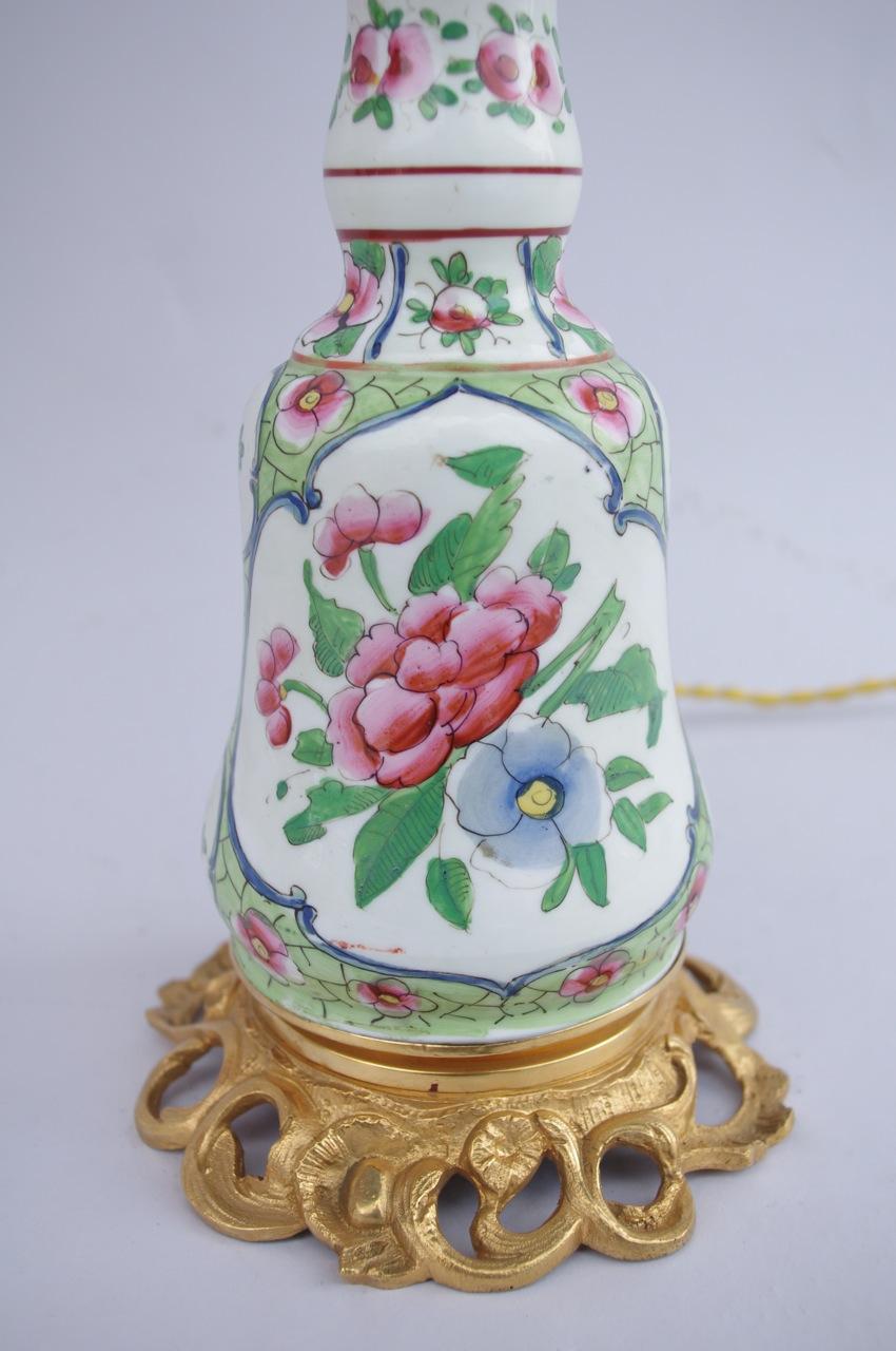 Doré Paire de lampes en porcelaine de Bayeux, style Canton, 19ème siècle en vente