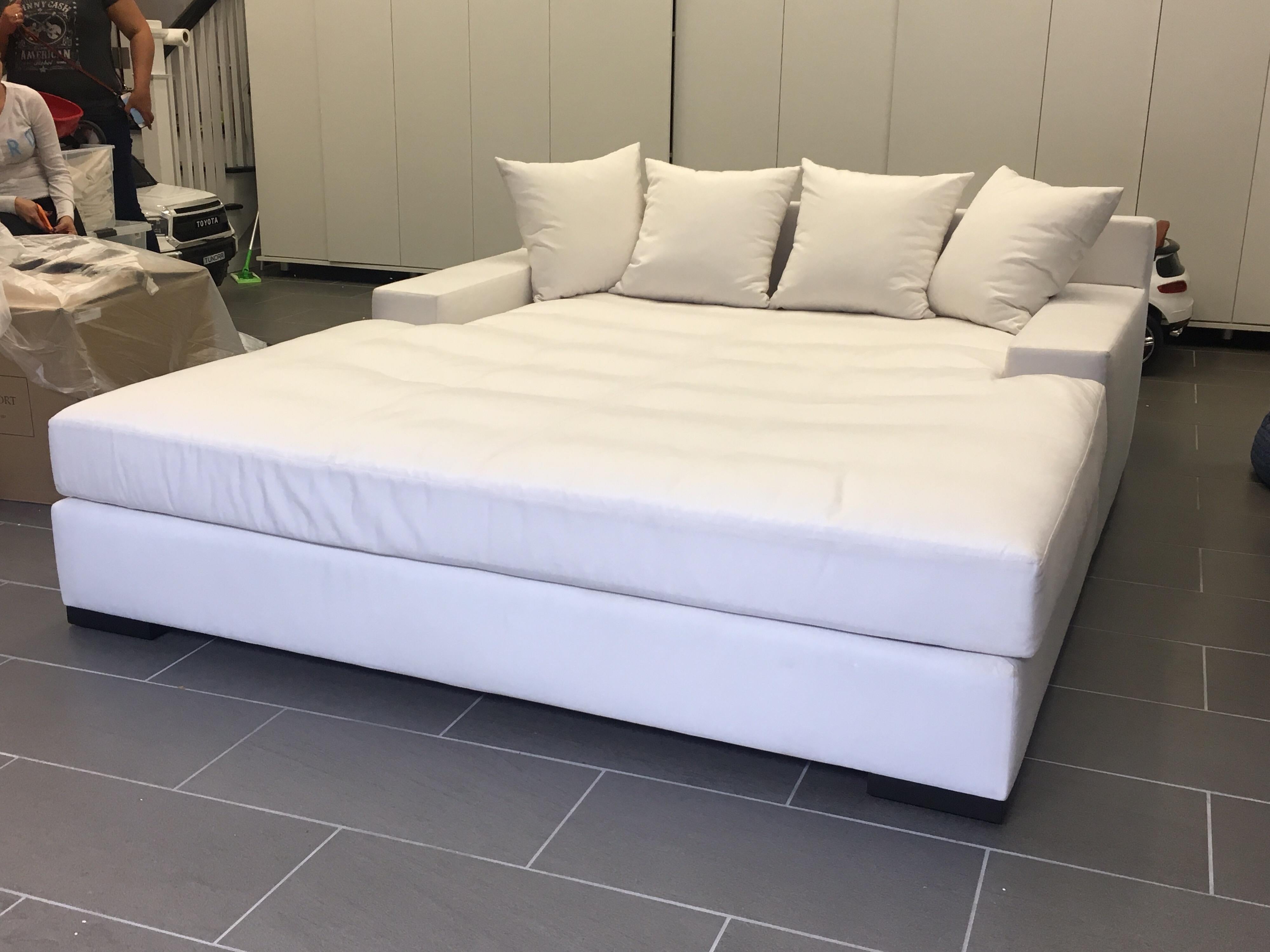 Bayside chaise bed by Sharron Lewis in indoor/outdoor white fabric. This piece was custom made. The fabric is indoor/outdoor but I would suggest indoor or covered outdoor use. Four knife edge pillows 18