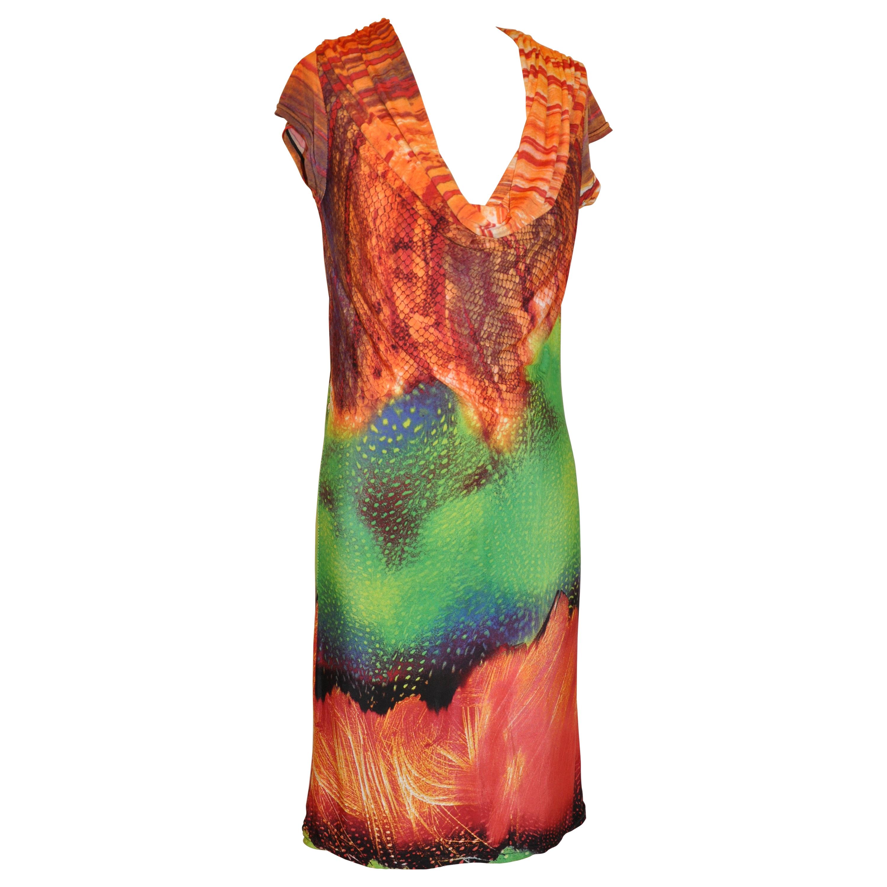 Bazaar of France Leuchtend mehrfarbiges abstraktes Jersey-Kleid mit Rundhalsausschnitt und Kapuzenärmeln von Bazaar