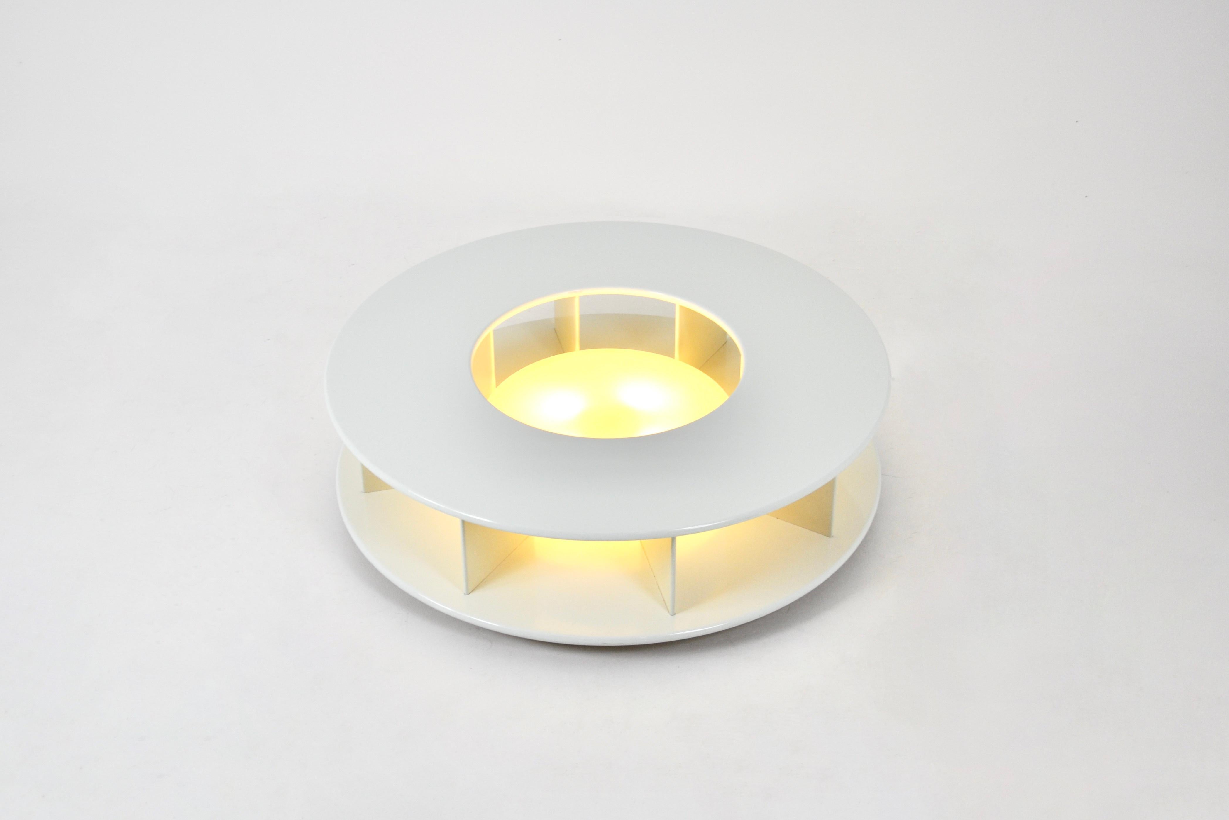 Round coffee table in white lacquered wood with central lamp designed by Superstudio. The table can be turned on itself. Wear and tear due to age.
For shipping, request us for receive the best price.