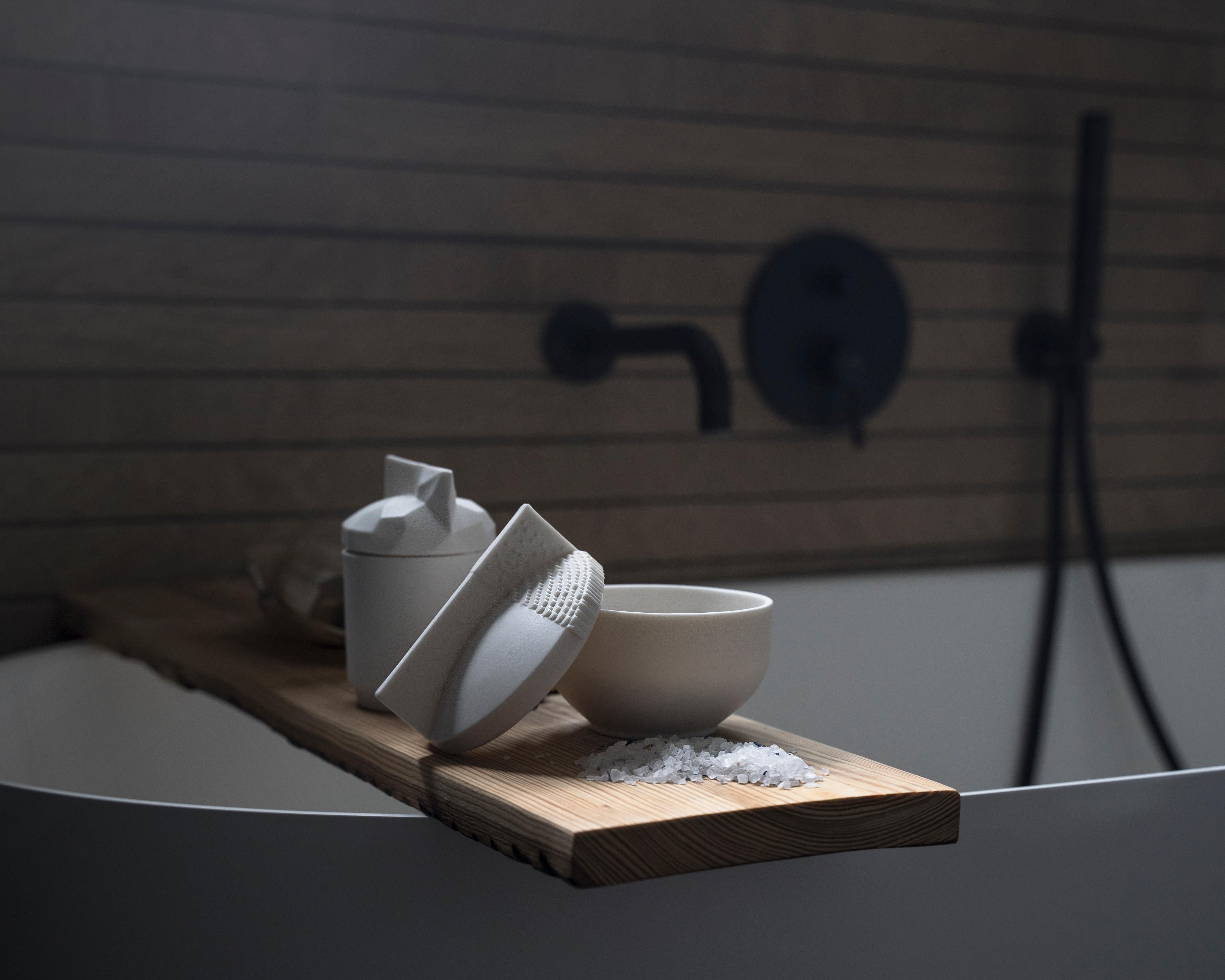 Bazalt, bougie scénique dans une boîte décorative en porcelaine de Parian, prix Design 2022 en vente 2