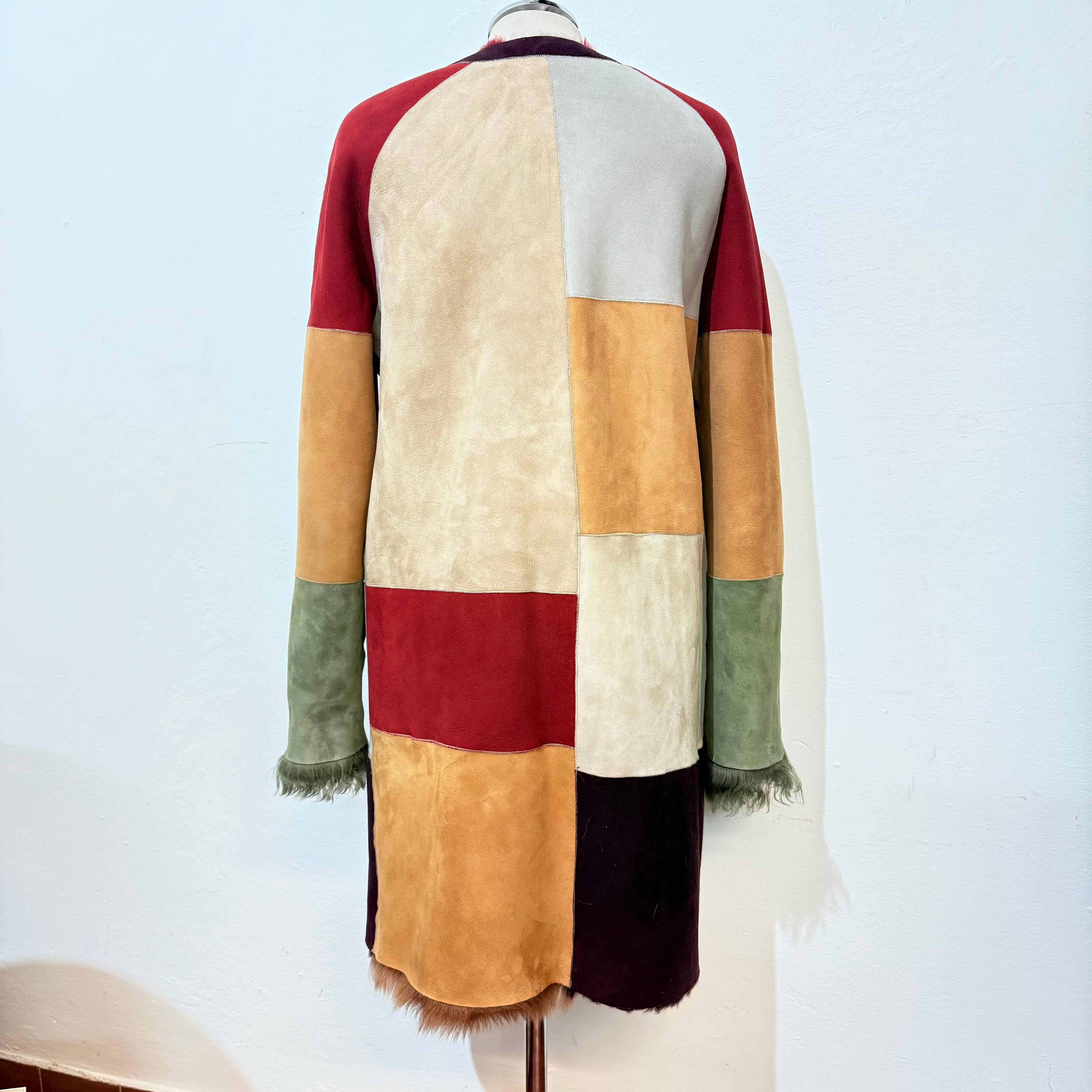 Magnifique manteau de bazar Deluxe de qualité supérieure
Neuf avec étiquettes
Réversible
Cuir de mouton
Multicolore 
Patchwork
Fermeture à crochet
Deux poches de chaque côté
Manches longues
Longueur épaule/hémoire cm 88 (34.6 inches)
Epaule cm 42