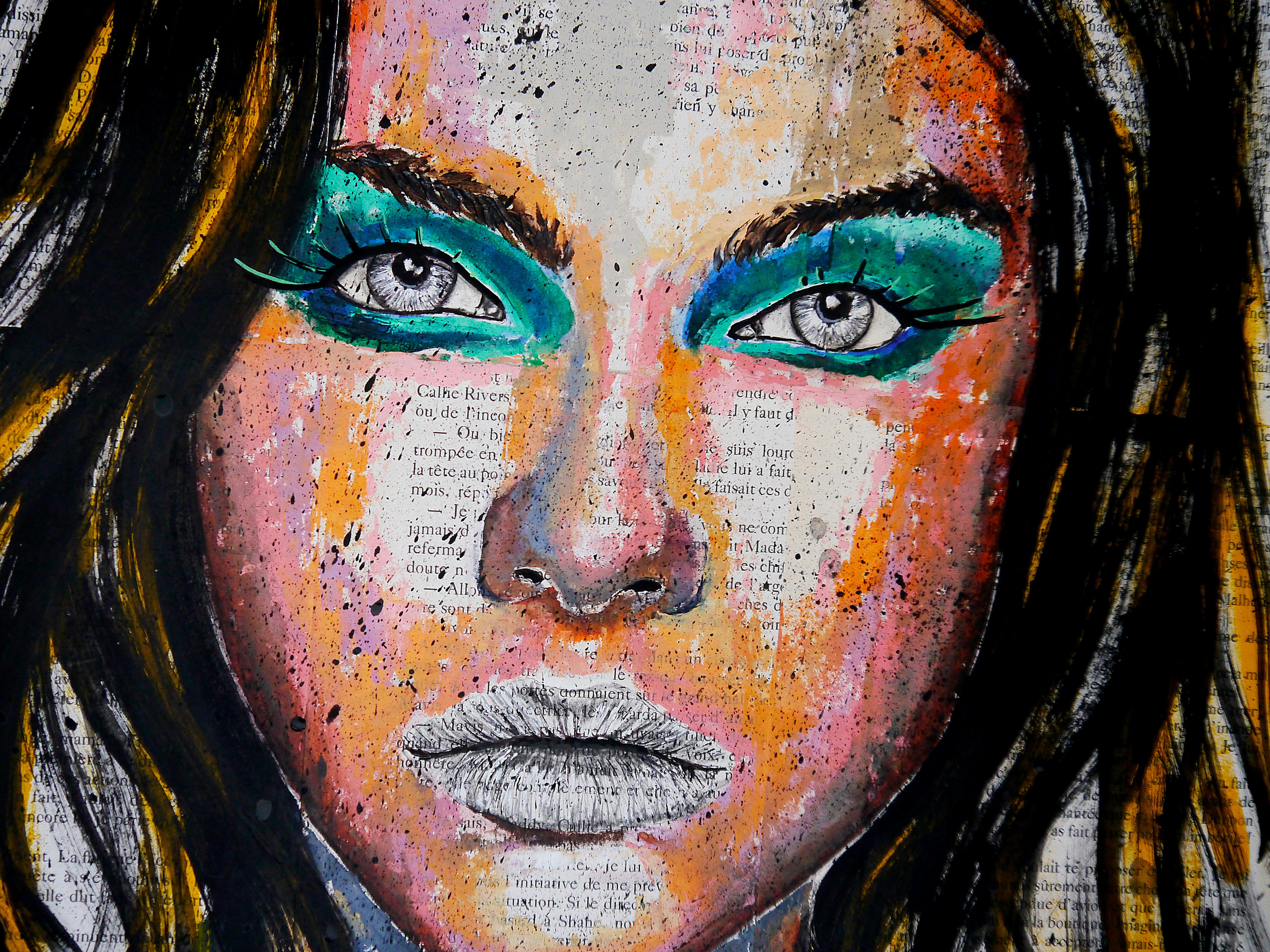 PS 158 la Lionne a les yeux verts

Analyse structurelle :
Les lettres et les mots font partie du visage de ce gros plan. Ainsi, les lettres et les mots sont la partie claire de la composition du portrait, (comme un portrait impressionniste)