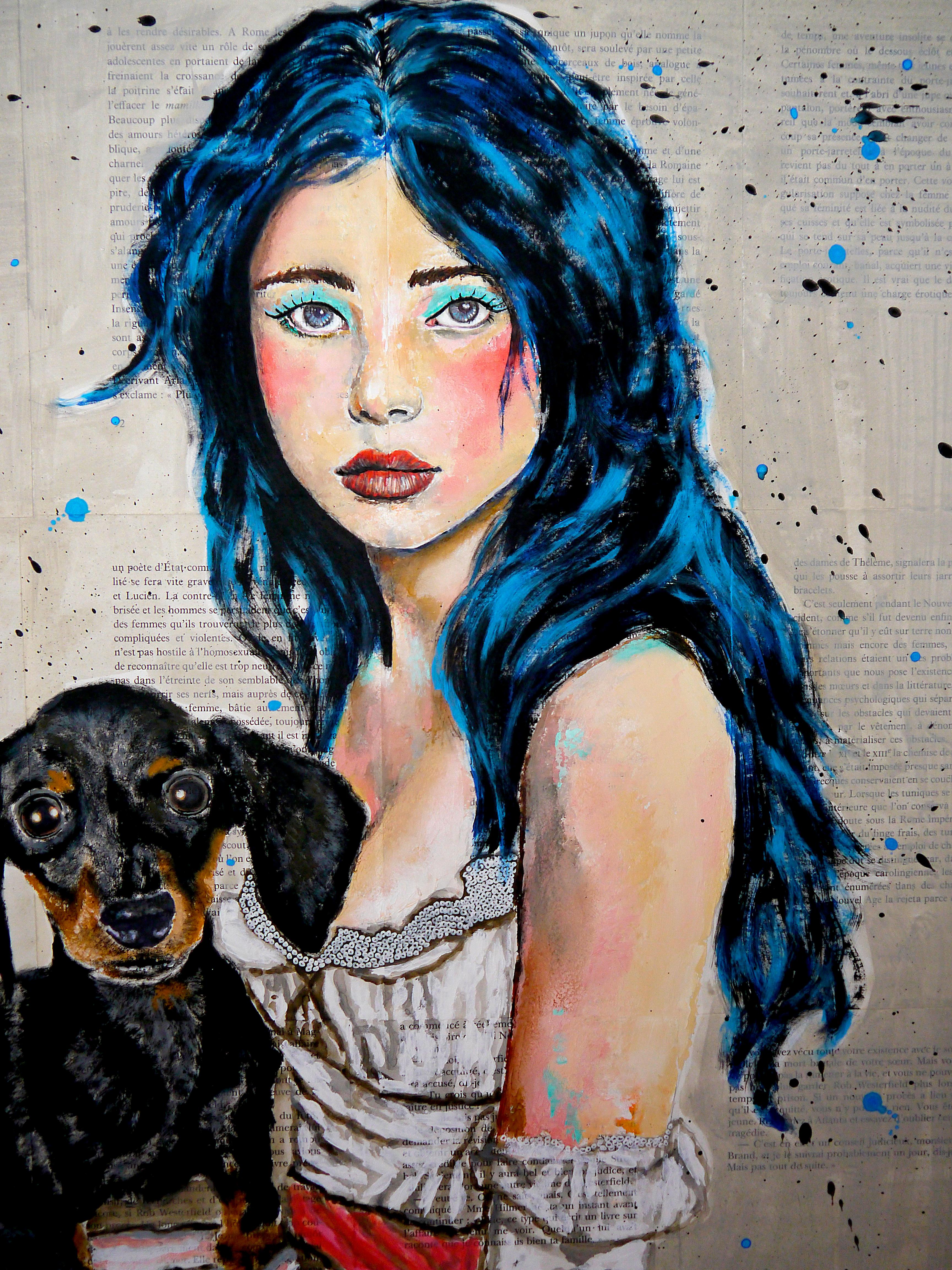 PS 251 La Belle et la Bête

Le tableau représente une jeune femme aux traits vifs et frappants et aux cheveux d'un bleu profond, tenant dans ses bras un petit teckel noir et feu. Le fond est composé de ce qui semble être les pages d'un livre,