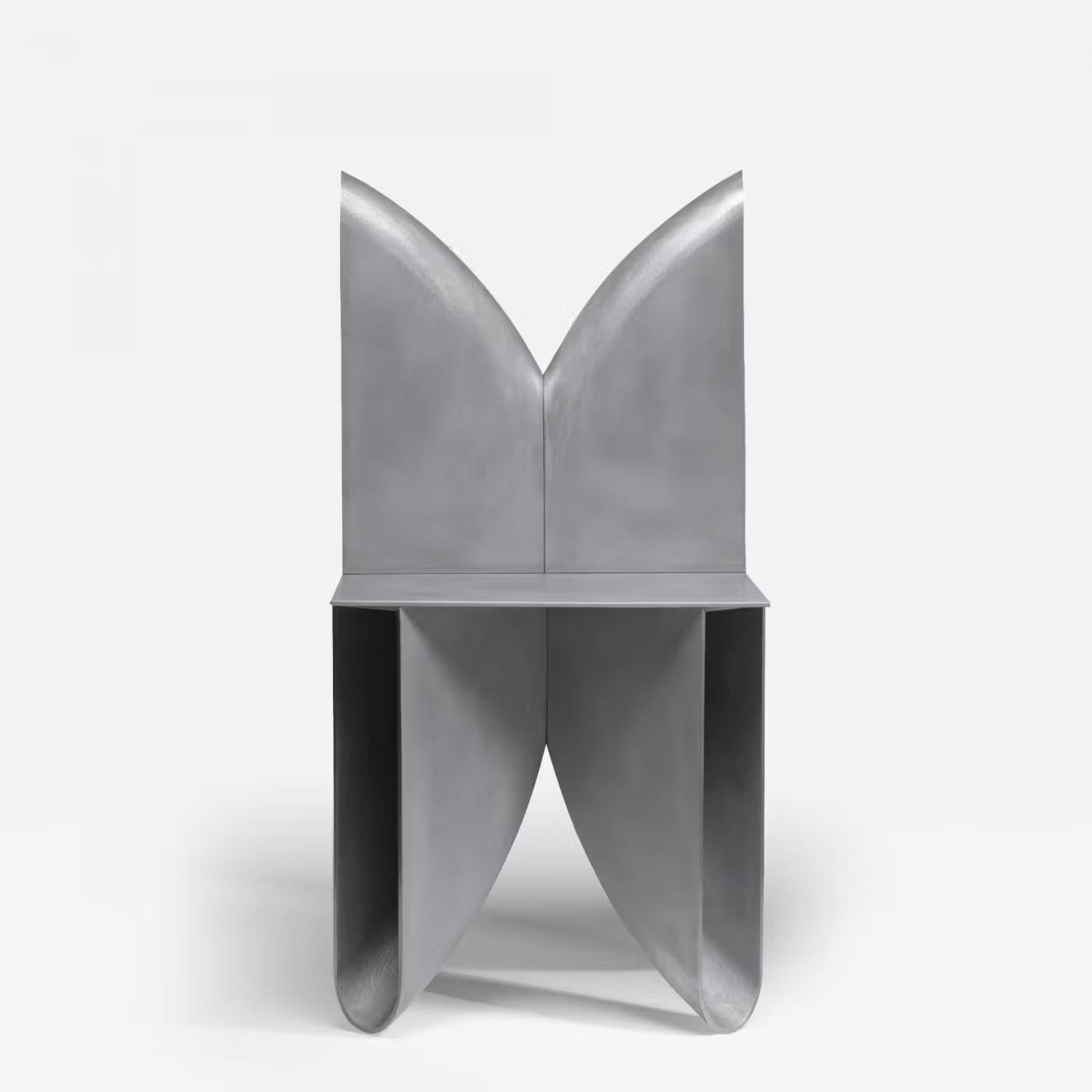 Der bb Stuhl von Corpus Studio ist ein auffälliges Designobjekt, das vollständig aus Aluminium gefertigt ist. Mit seinen kühnen Kurven, klaren Linien und seiner präzisen Symmetrie verbindet er skulpturale Form mit funktionalen Sitzgelegenheiten. Der