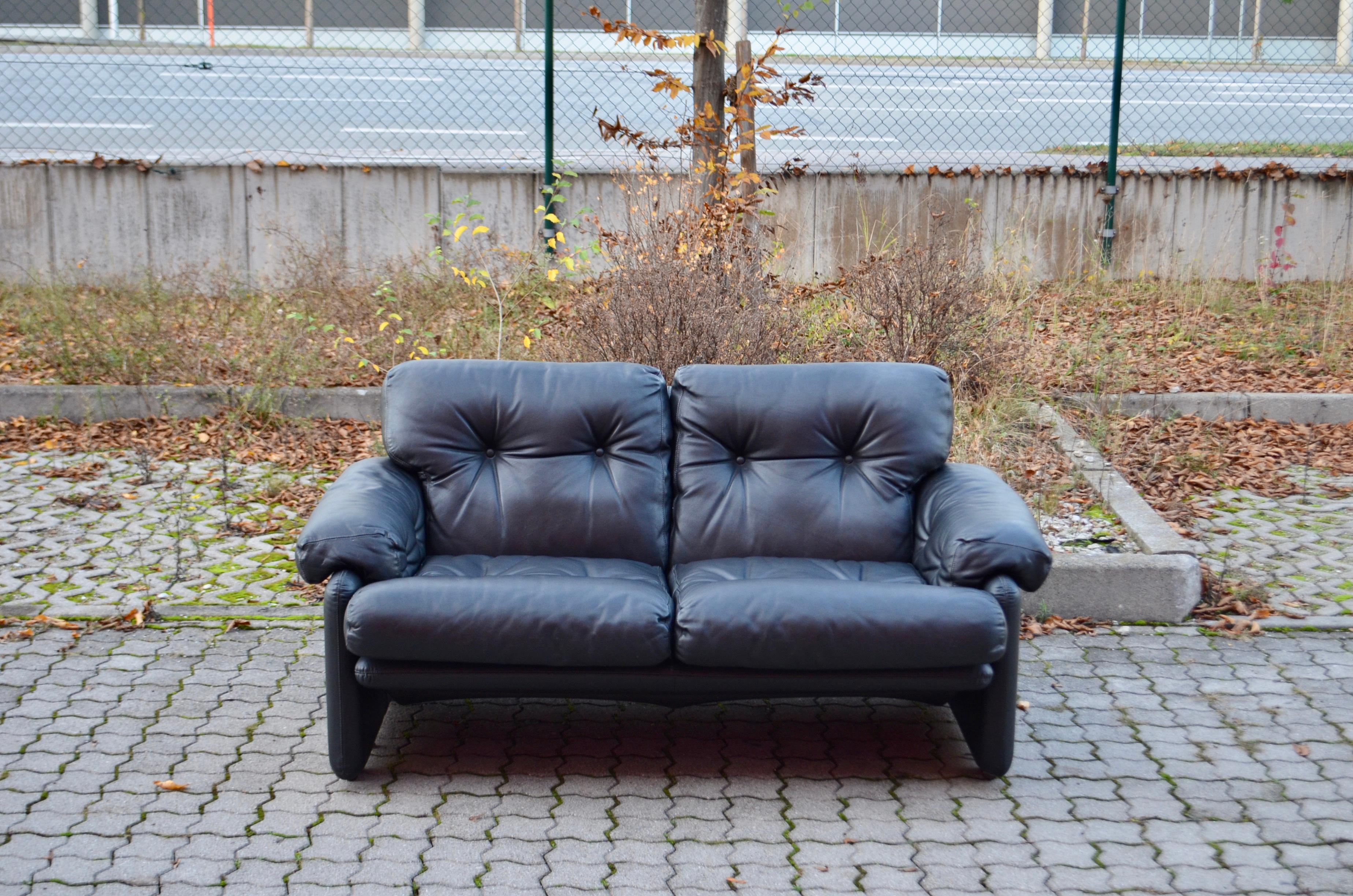 B&B Italia black leather sofa Modell Coronado designed by Afra & Tobia Scarpa in the late 1960s.
Big loose cushions. This small sofa is comfortable.
The leather is in good condition.
Normal wears of use.