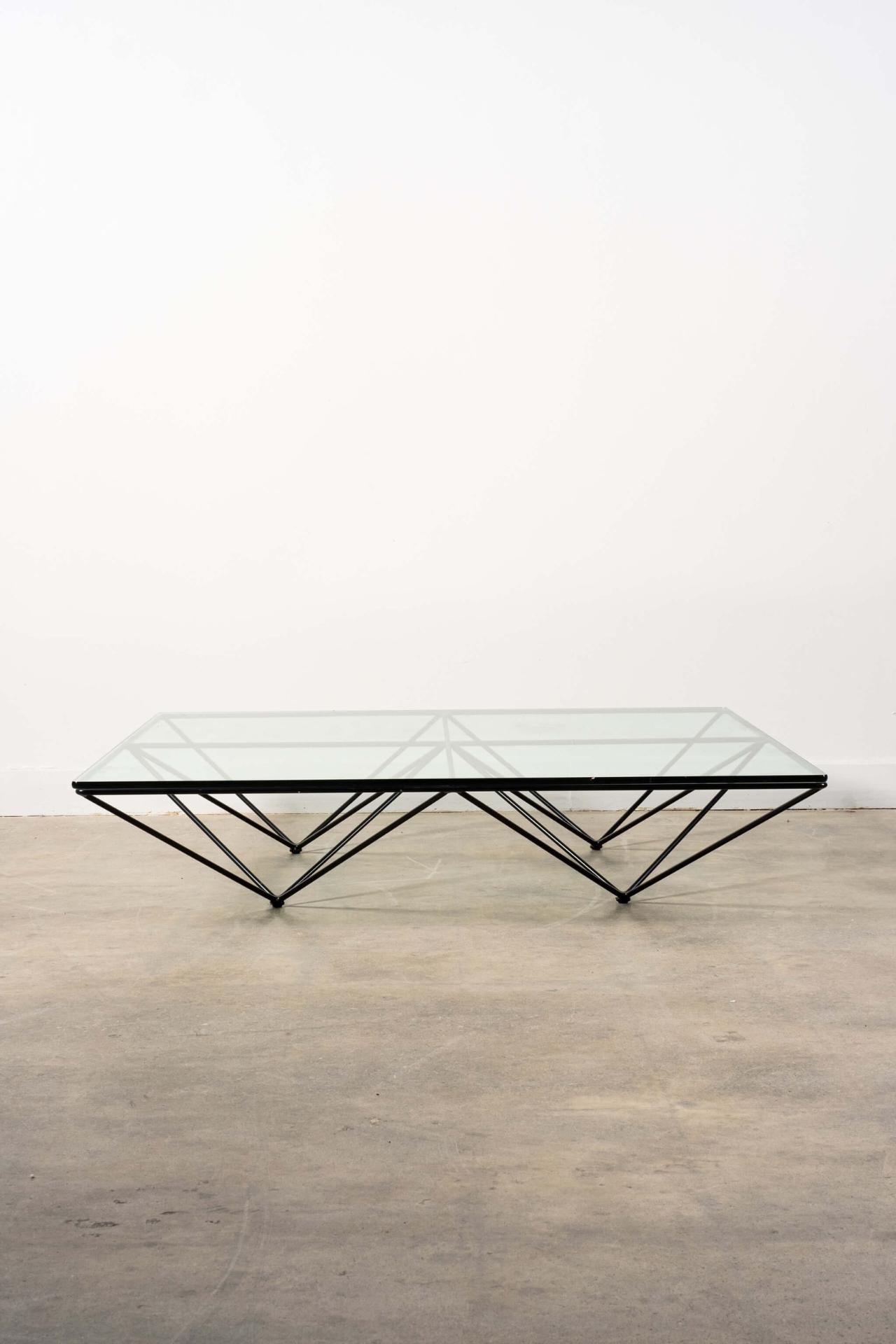 Mesa baja Alanda de B&B Italia por Paolo Piva Posmoderno
