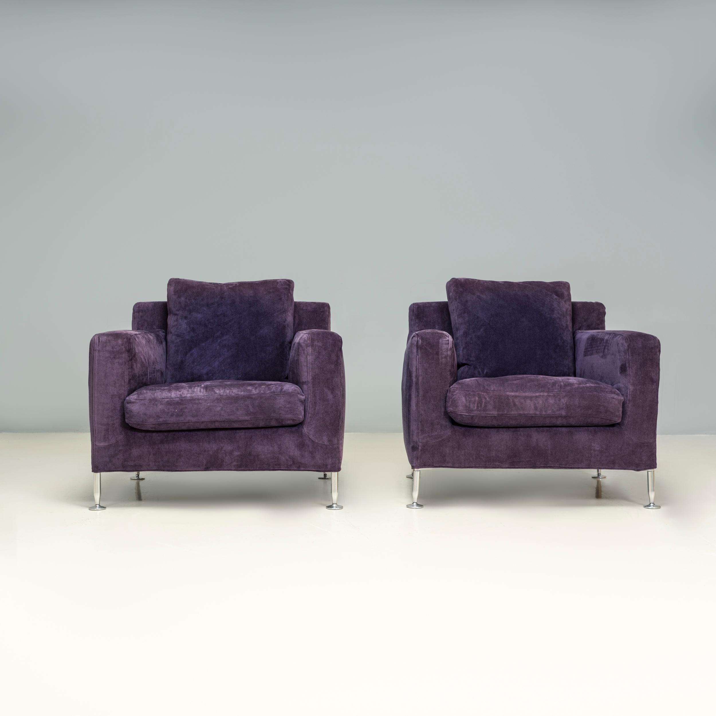 Conçu à l'origine par Antonio Citterio pour B&B Italia en 1995, le fauteuil Harry porte le nom du célèbre artiste et designer de meubles Harry Bertoia.

D'un style traditionnel avec une silhouette en forme de boîte, cet ensemble de fauteuils a reçu