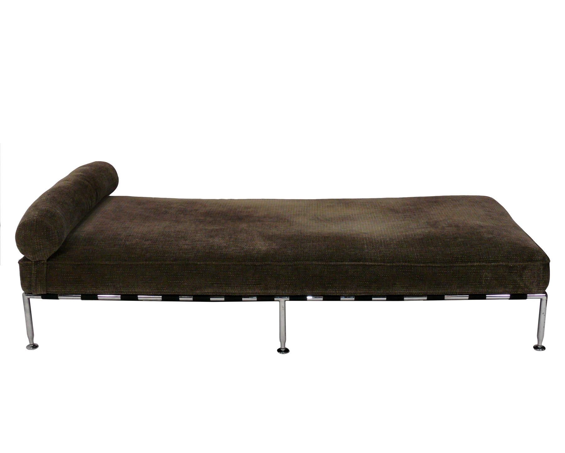 Clean Lined Italian Daybed or Bench, designed by Antonio Citterio for B&B Italia, Italy, circa 2000s. This daybed is currently being reupholstered and can be completed in your fabric. Simply send us 10 yards of your fabric after purchase.