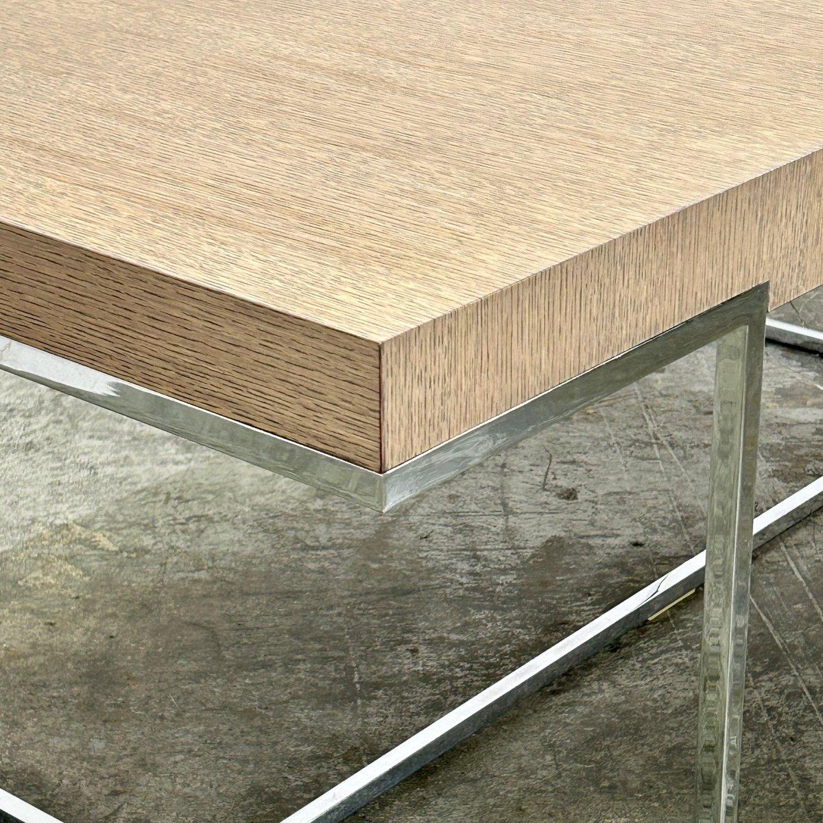 Ti presentiamo lo splendido Tavolo da pranzo Athos del famoso designer Paolo Piva per B&B Italia. Realizzato con materiali di altissima qualità, questo tavolo emana eleganza e raffinatezza. Il design elegante e moderno è completato dall'uso di un