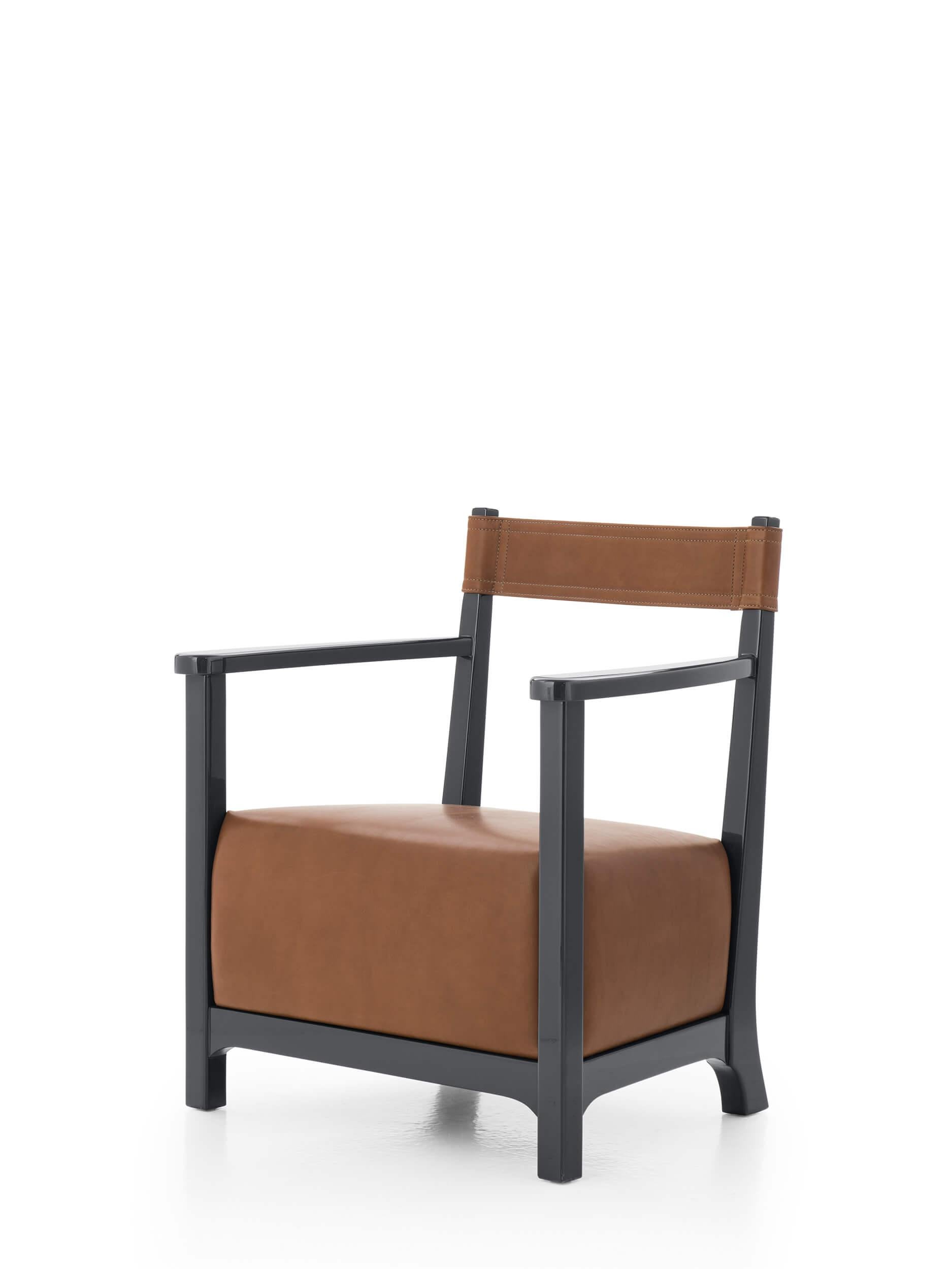 Luigi Caccia Dominioni aimait surprendre mais jamais choquer. Ses objets sont un jeu d'échelle et de proportion comme on peut le voir dans Chinotto. D'un coup de baguette magique, ce fauteuil à taille réduite est extraordinairement confortable.