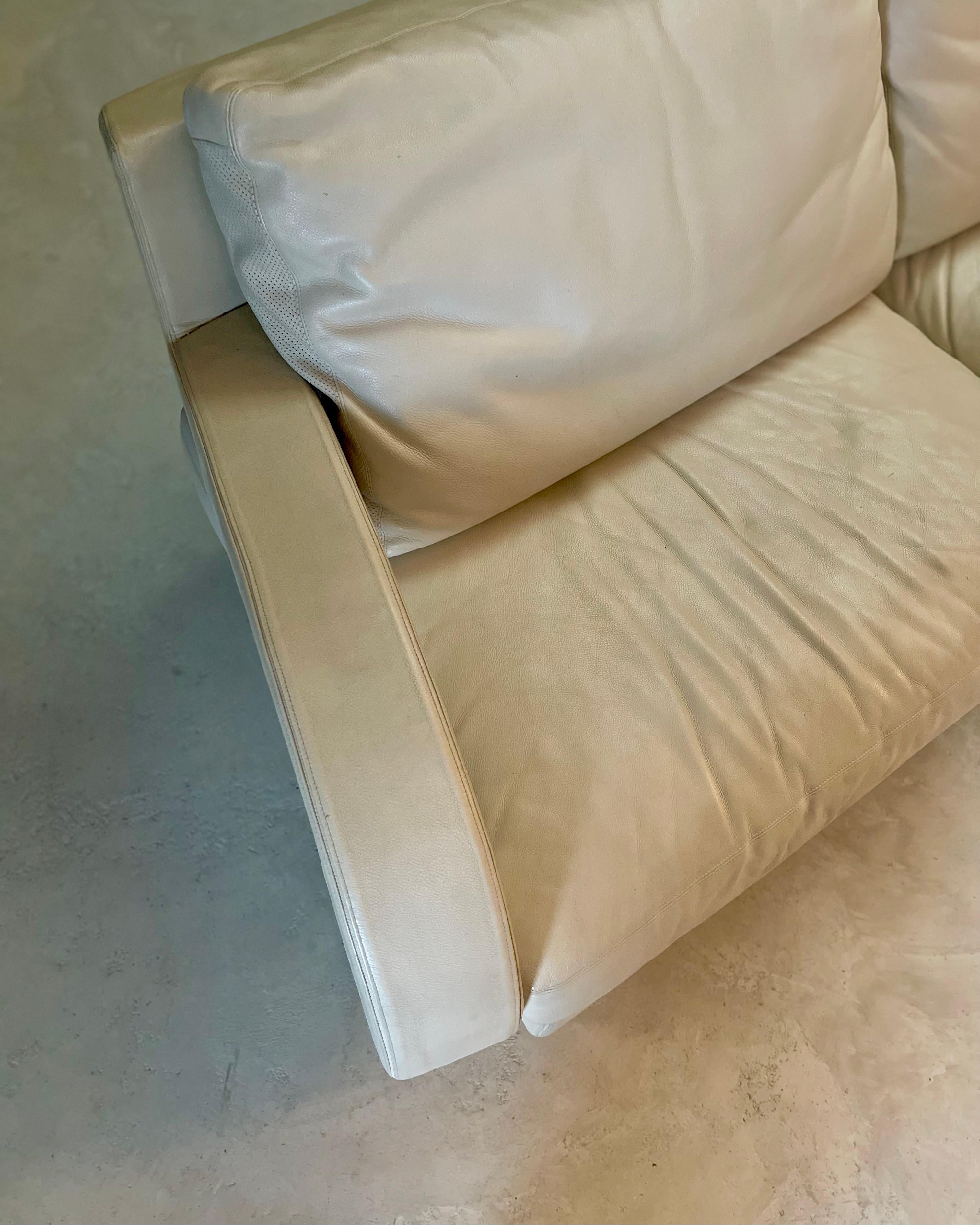 Canapé postmoderne Balillo B&B Italia, cuir d'os blanc, bras incurvés sculpturaux en vente 3