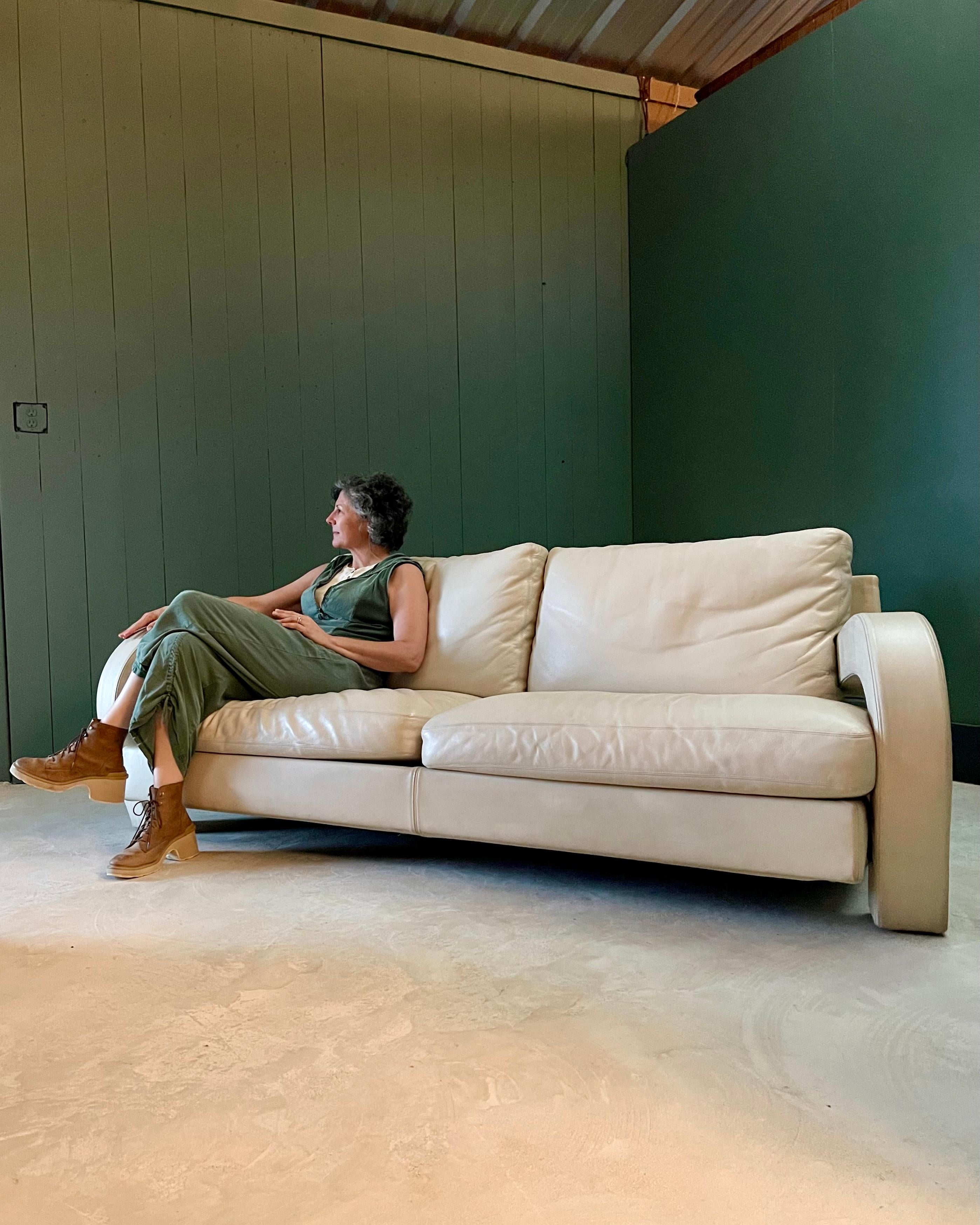Canapé postmoderne Balillo B&B Italia, cuir d'os blanc, bras incurvés sculpturaux en vente 4