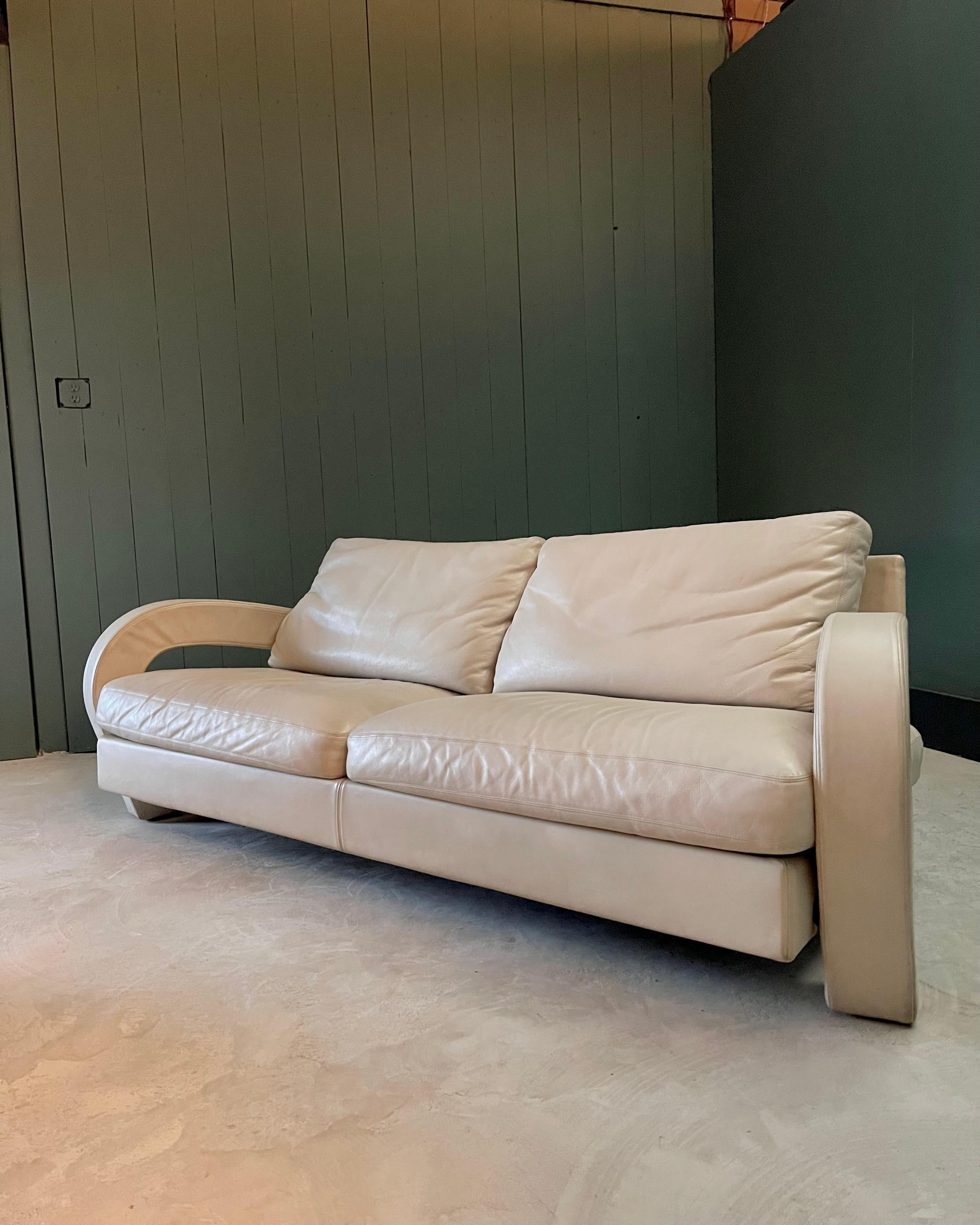 Postmoderne Canapé postmoderne Balillo B&B Italia, cuir d'os blanc, bras incurvés sculpturaux en vente