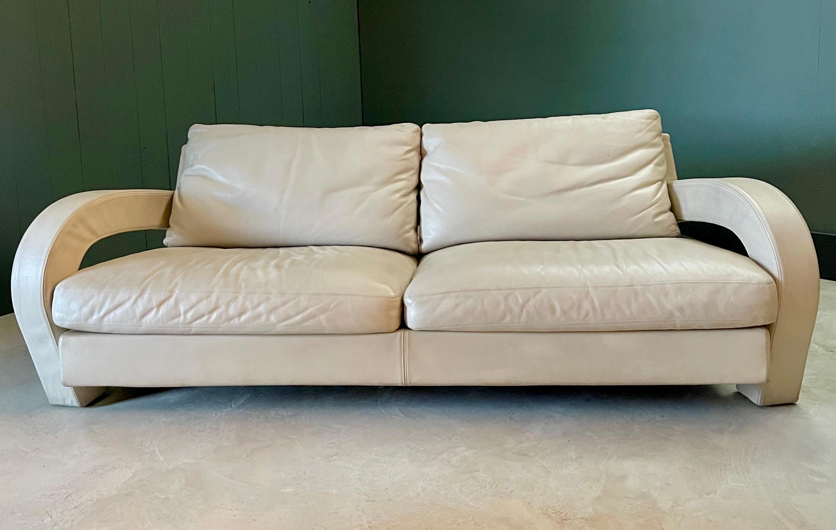 italien Canapé postmoderne Balillo B&B Italia, cuir d'os blanc, bras incurvés sculpturaux en vente