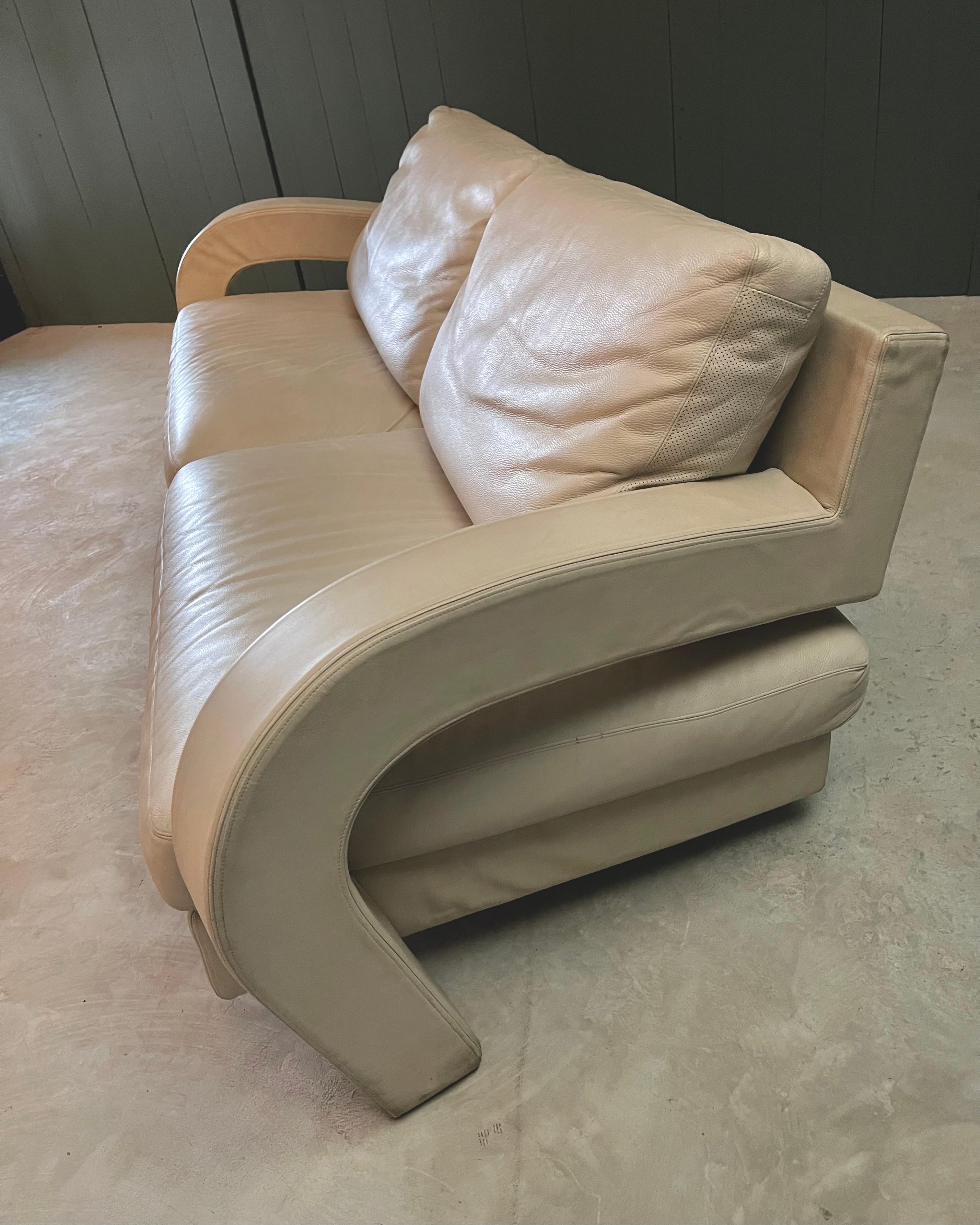 Canapé postmoderne Balillo B&B Italia, cuir d'os blanc, bras incurvés sculpturaux Bon état - En vente à Mckinney, TX