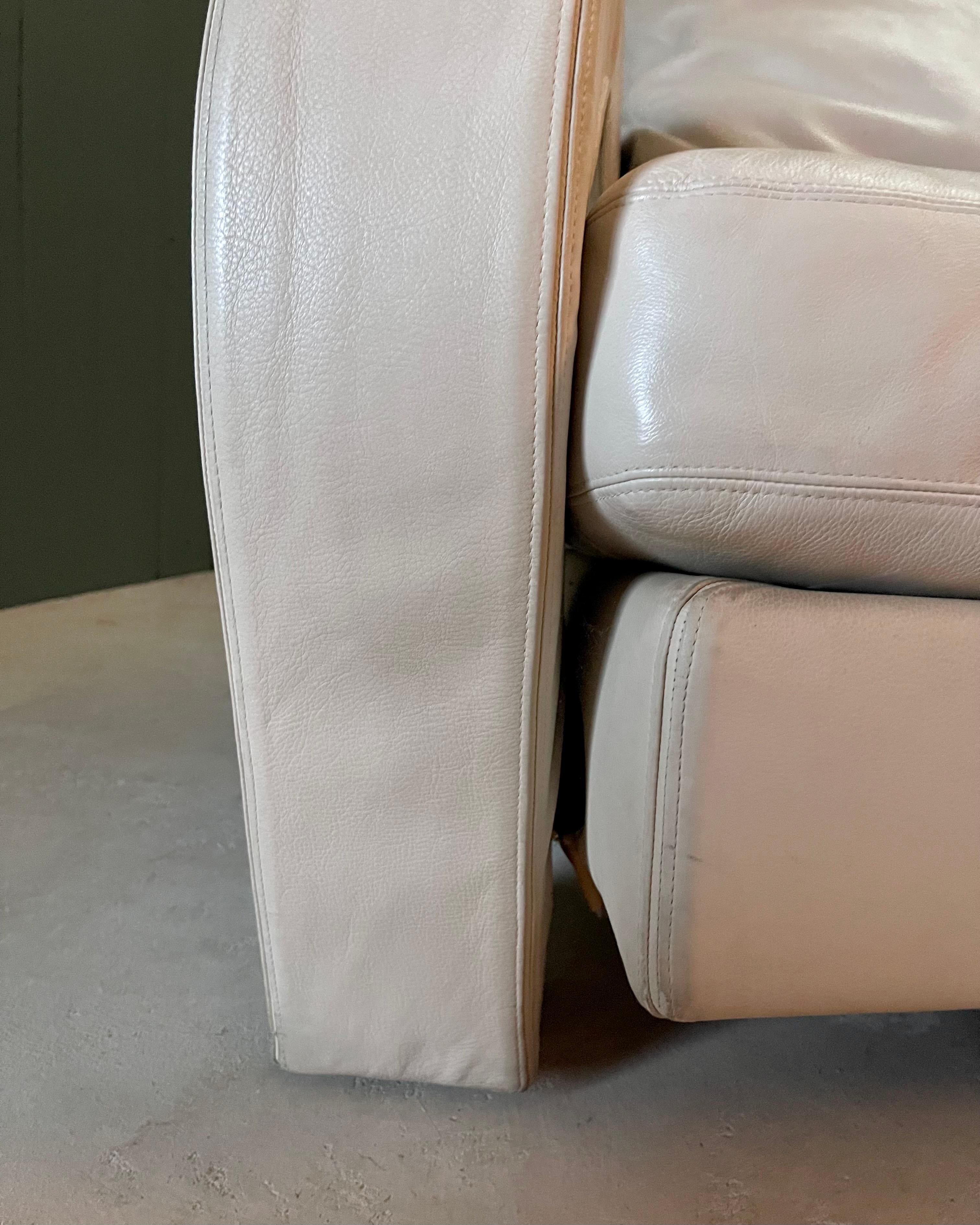 Cuir Canapé postmoderne Balillo B&B Italia, cuir d'os blanc, bras incurvés sculpturaux en vente