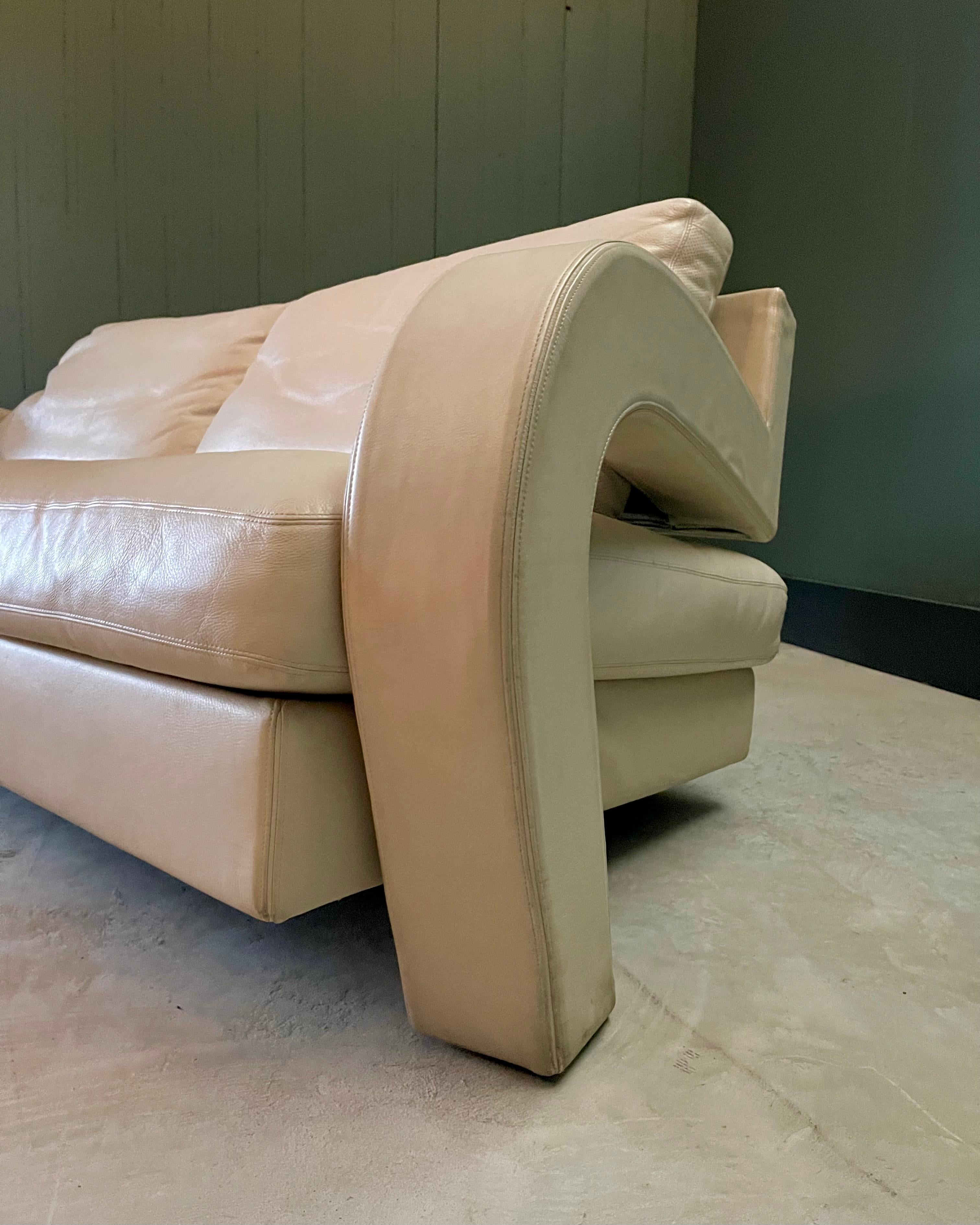 Canapé postmoderne Balillo B&B Italia, cuir d'os blanc, bras incurvés sculpturaux en vente 2