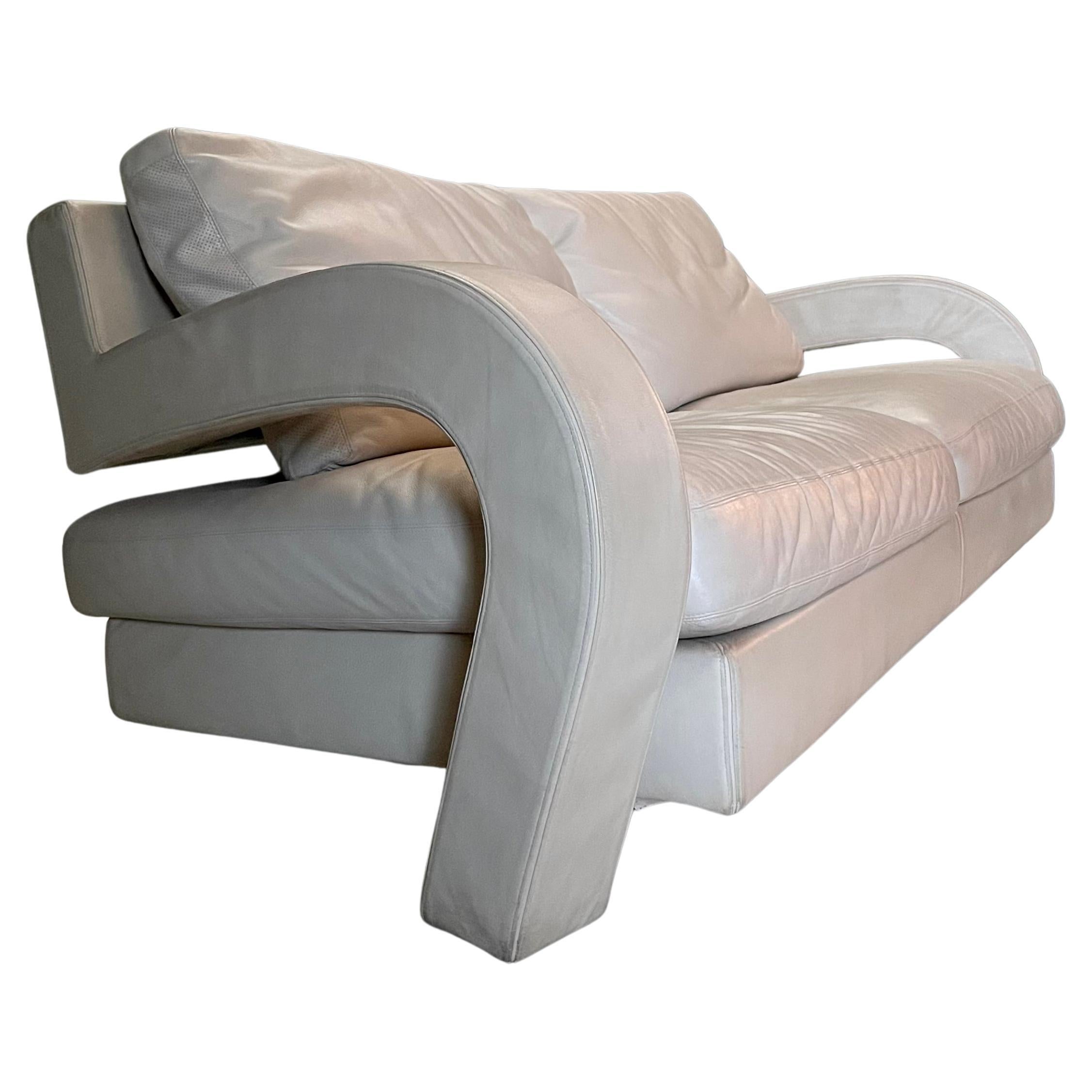 Sofá postmoderno B&B Italia "Balillo", cuero blanco hueso, brazos curvados escultóricos