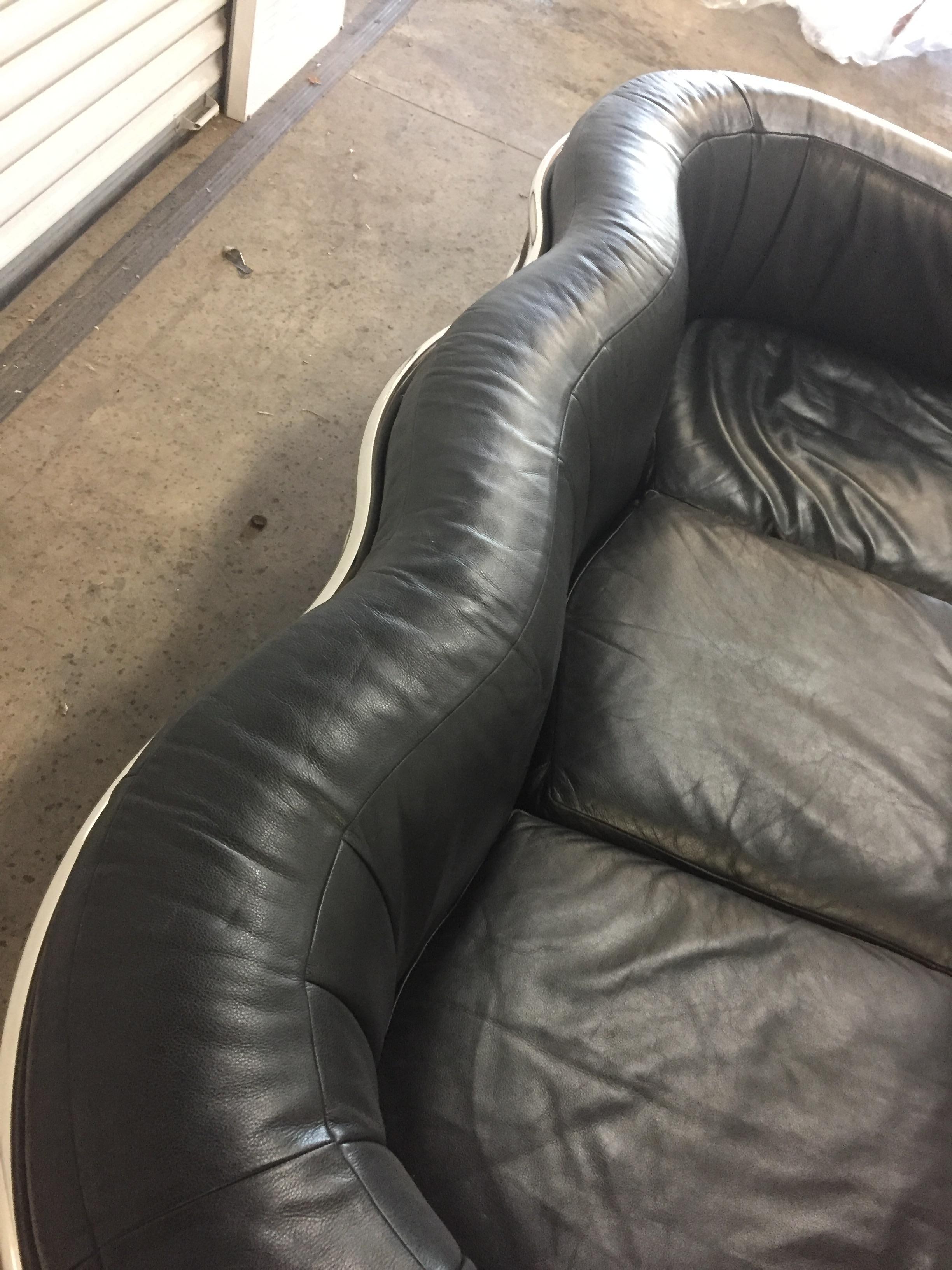 Italian Zonatta Black Leather and Chrome Sofa In Good Condition For Sale In Chicago, IL