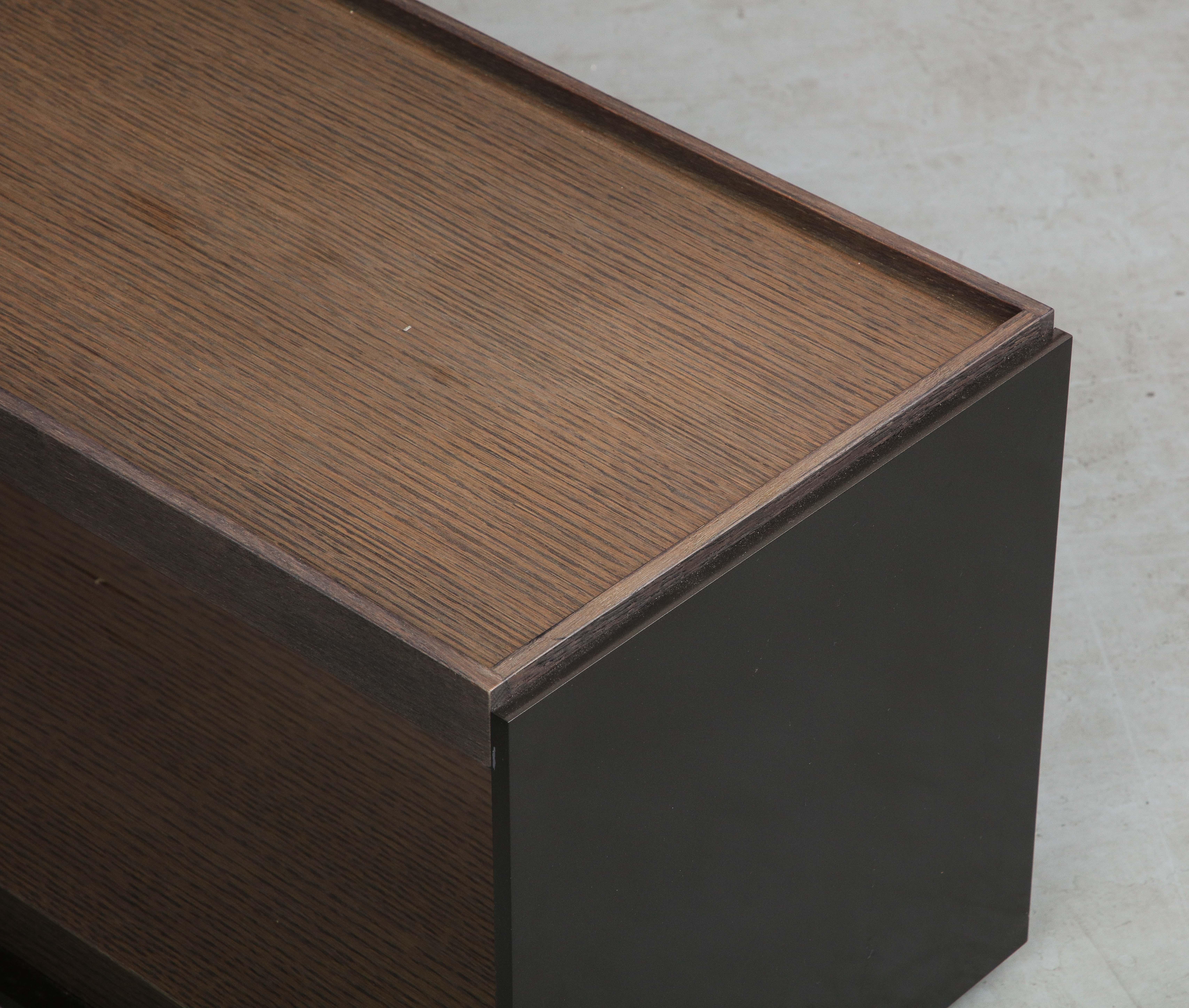 Couchtisch „Surface“ aus gebürsteter schwarzer Eiche und bronziertem Stahl von B&B Italia im Angebot 2