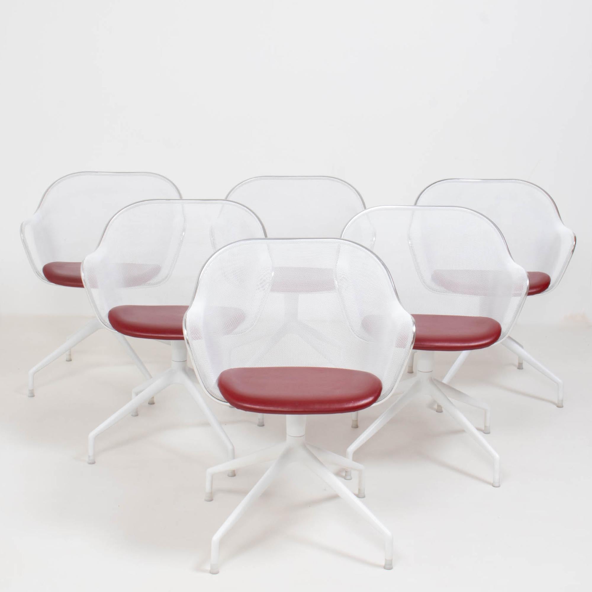 Conçue par Antonio Citterio pour B&B Italia en 2000, la chaise de salle à manger Luta est devenue un modèle emblématique de la marque.

Fabriquées à partir d'une maille d'acier léger peinte en blanc, les chaises sont dotées d'un profil périmétrique