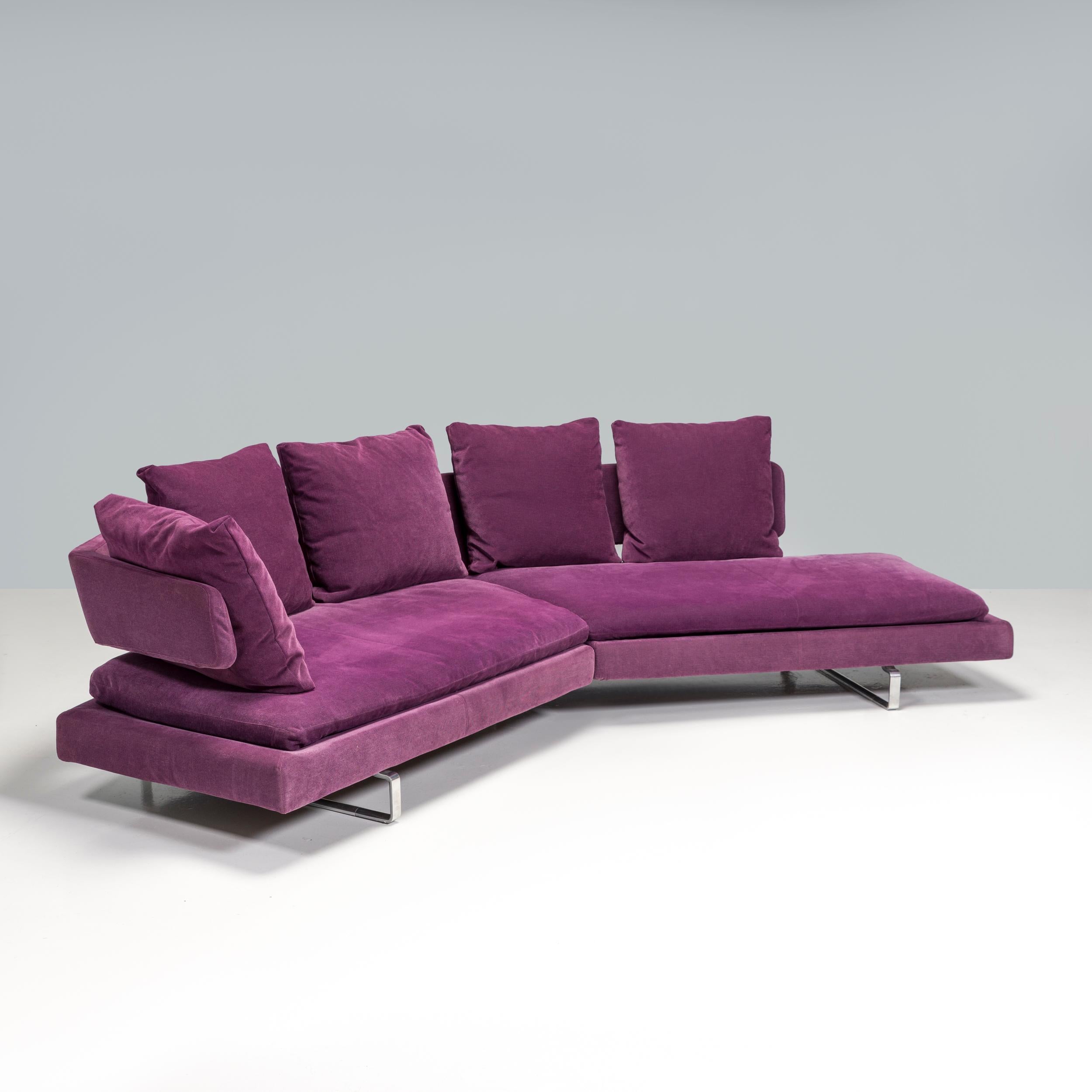 Conçu à l'origine par Antonio Citterio en 2005 et fabriqué par B&B Italia, le canapé Arne est un exemple fantastique de design moderne. 

Équilibrant parfaitement les courbes et les lignes droites élégantes, le canapé est doté d'une plate-forme