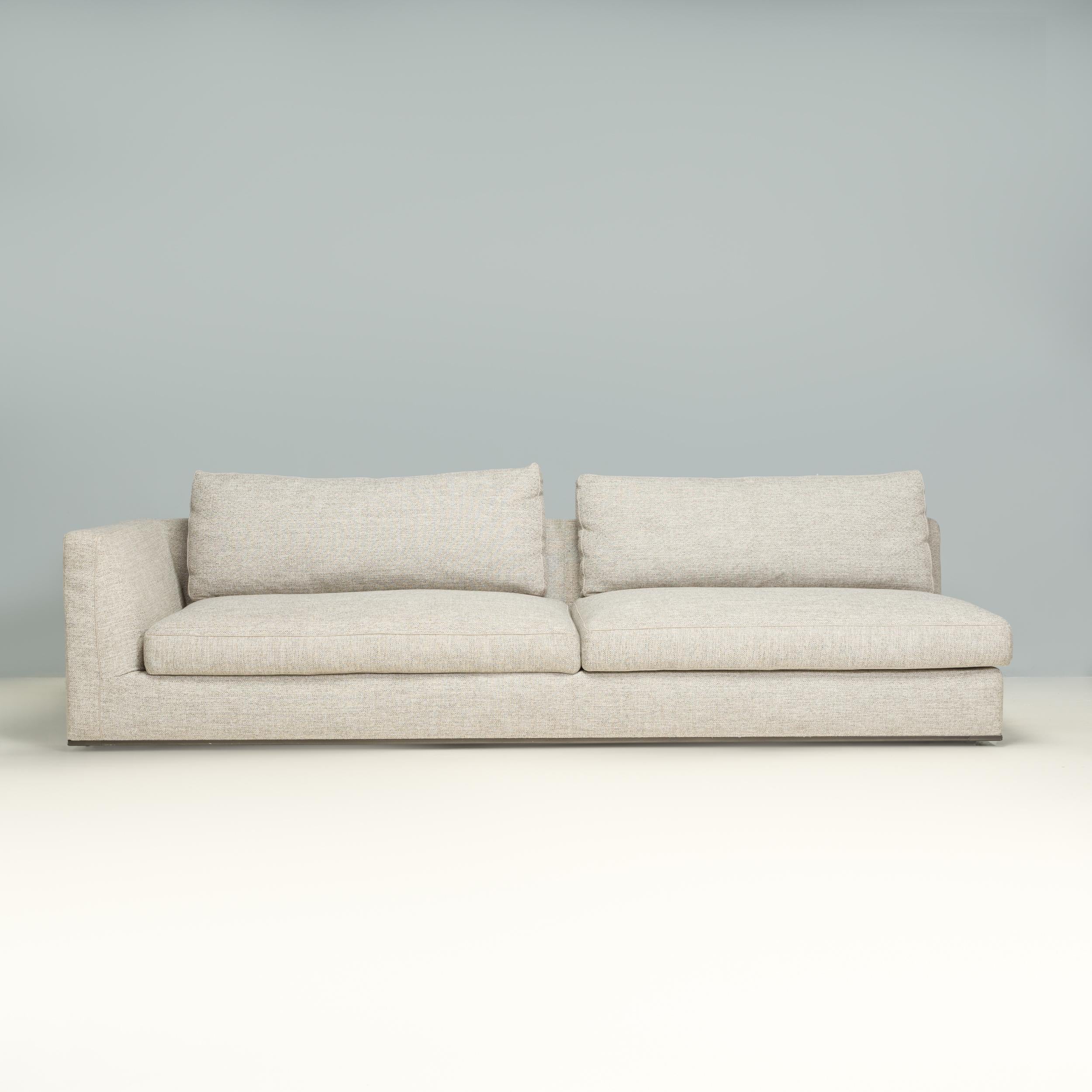 Conçu à l'origine par Antonio Citterio pour B&B Italia en 2016, le canapé Richard est un exemple fantastique de design italien contemporain.

Le canapé sectionnel a une configuration d'angle avec des modules séparés de canapé à deux places et un