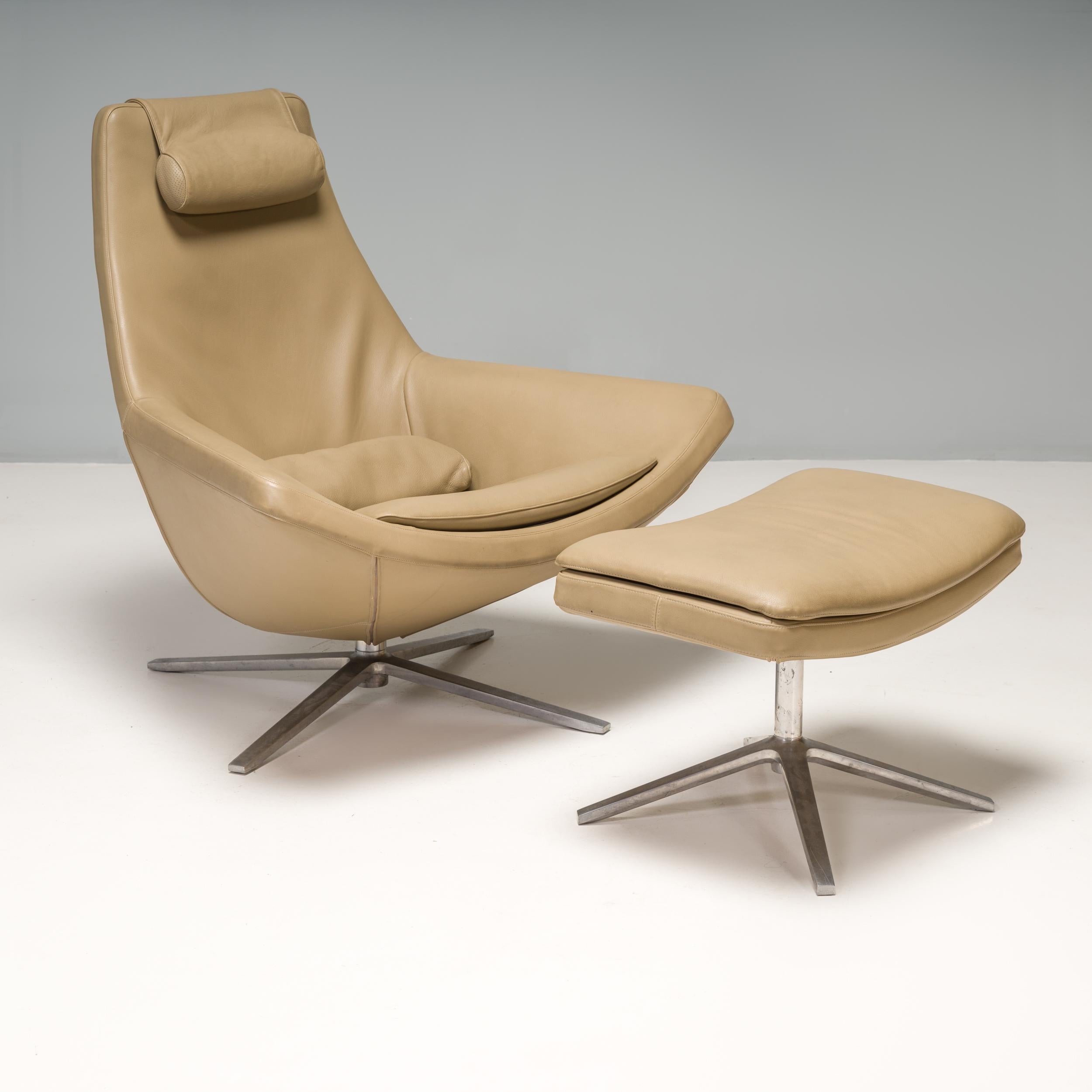Designed by Jeffrey Bernett for B&B Italia in 2003, the Metropolitan ME100/1 armchair is a larger version of the original Metropolitan chair.

Upholstered in beige leather, the armchair features a seat that flows uninterruptedly into angular arm