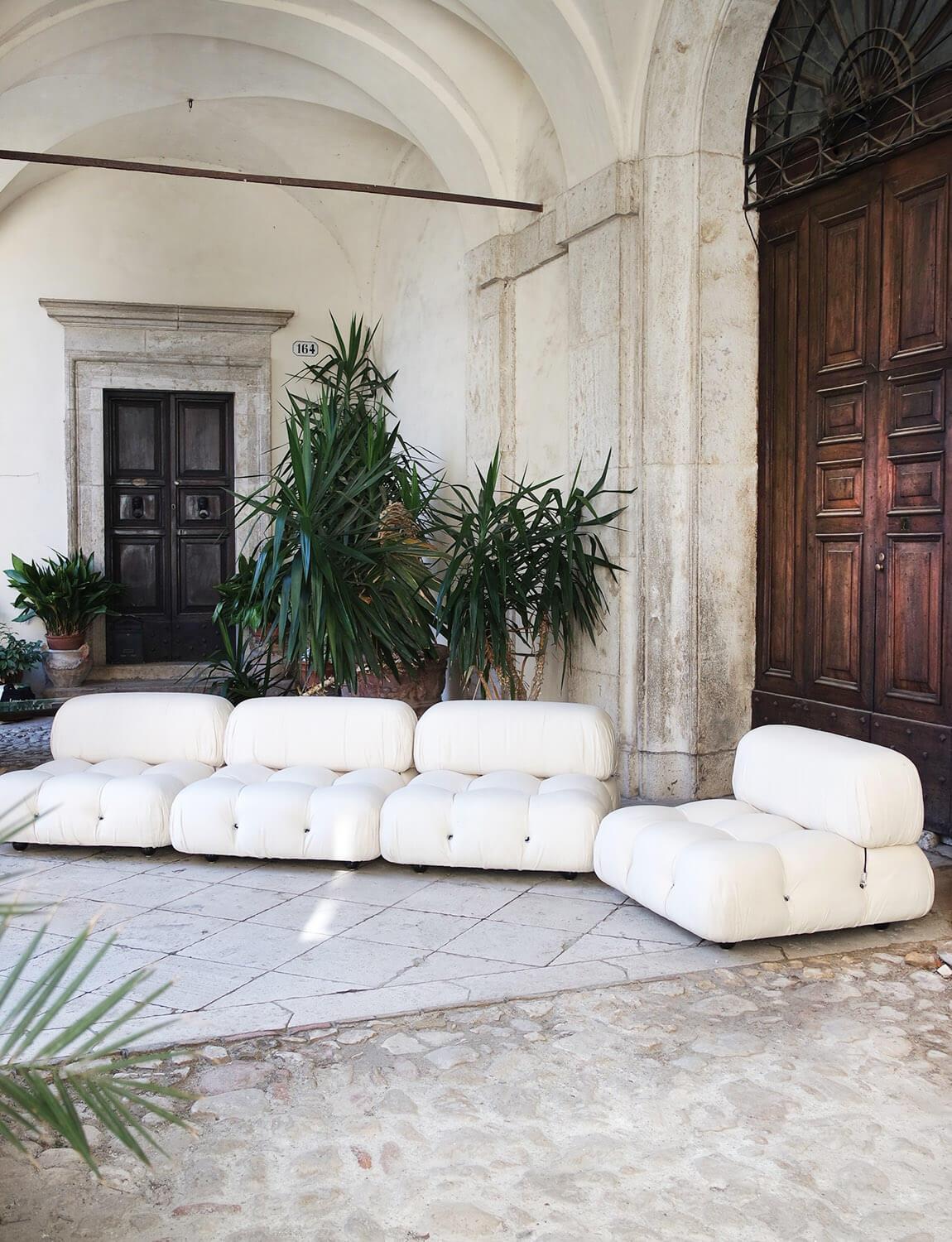 A beautiful example of an original 1970s Camaleonda sofa designed by Mario Bellini for B&B Italia in the 1970s. This iconic design piece is covered in its original thick cream cotton canvas. It has been in a private home in Forte dei Marmi for over