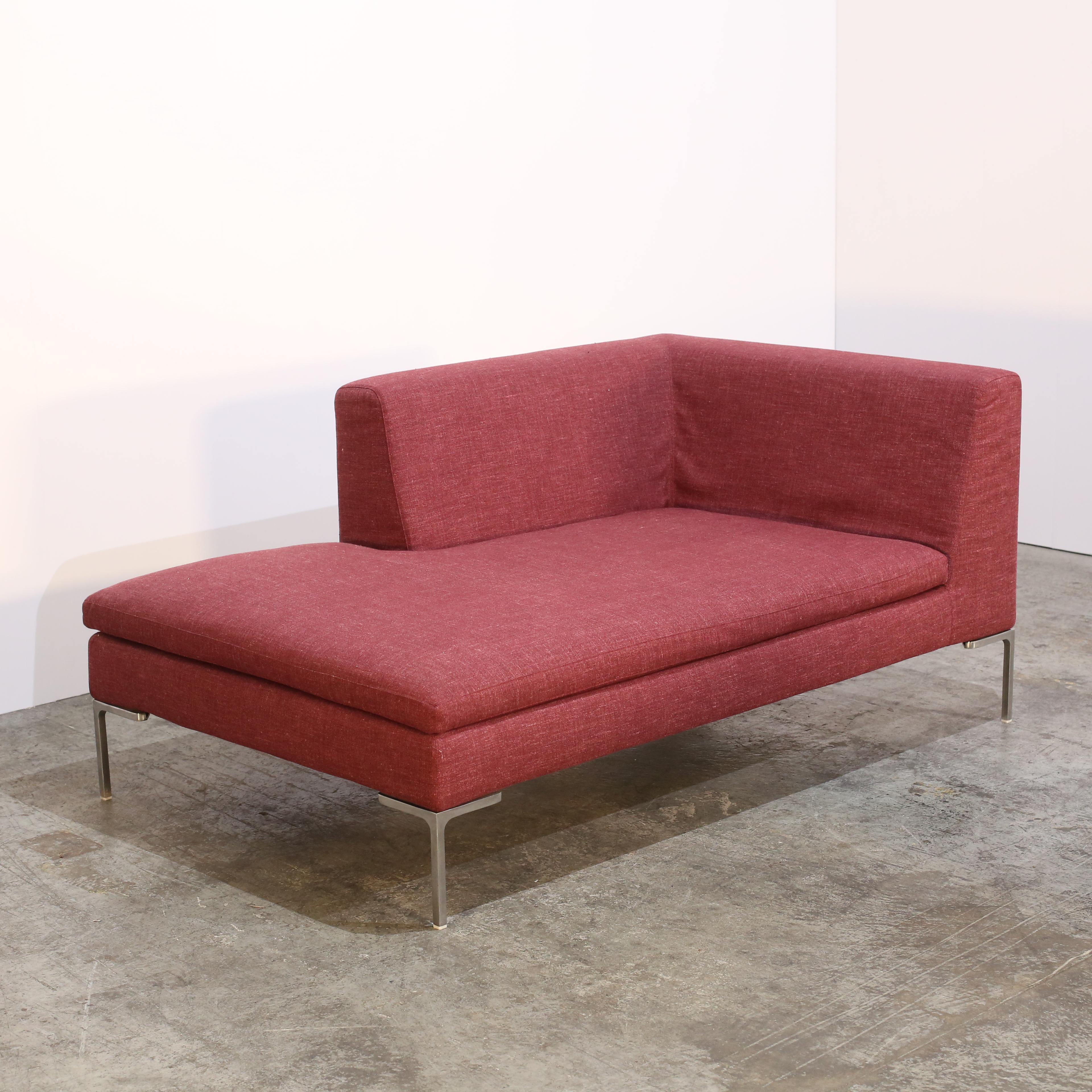 Voici la chaise longue Charles de B&B Italia, conçue par l'architecte et designer de renom Antonio Citterio. Cette pièce luxueuse allie confort et style grâce à son design moderne et épuré et à son rembourrage moelleux. La chaise longue est