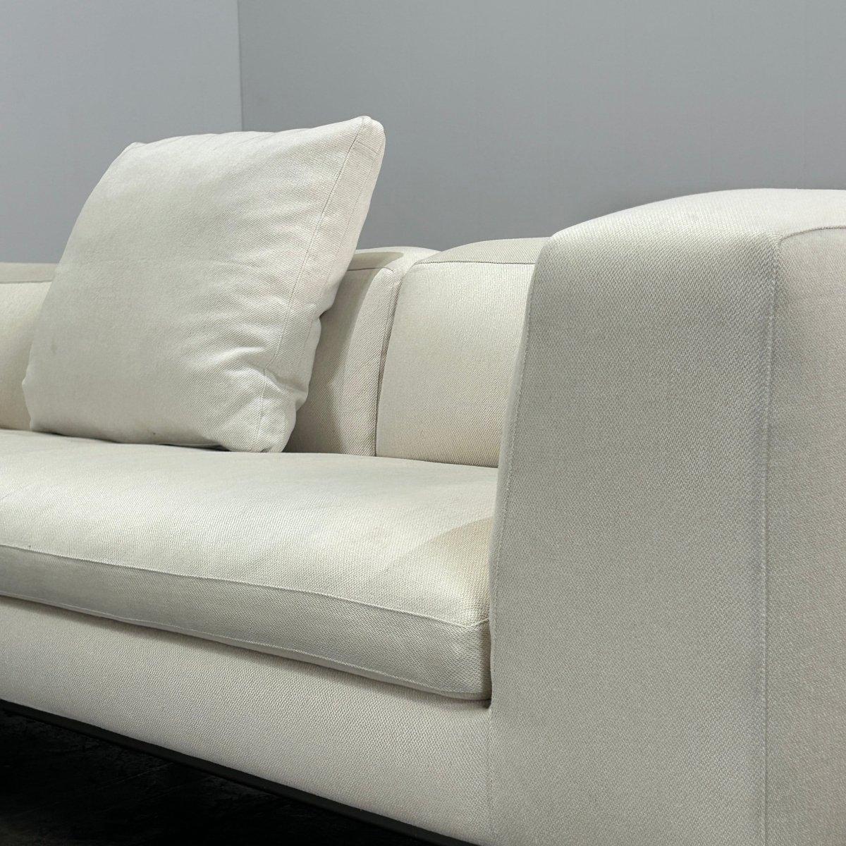 Der Inbegriff von Luxus und Komfort - das Charles Sofa des renommierten Designers Antonio Citterio für B&B Italia. Dieses Meisterwerk besticht durch sein schlichtes und modernes Design mit klaren Linien und plüschigen Kissen für das ultimative