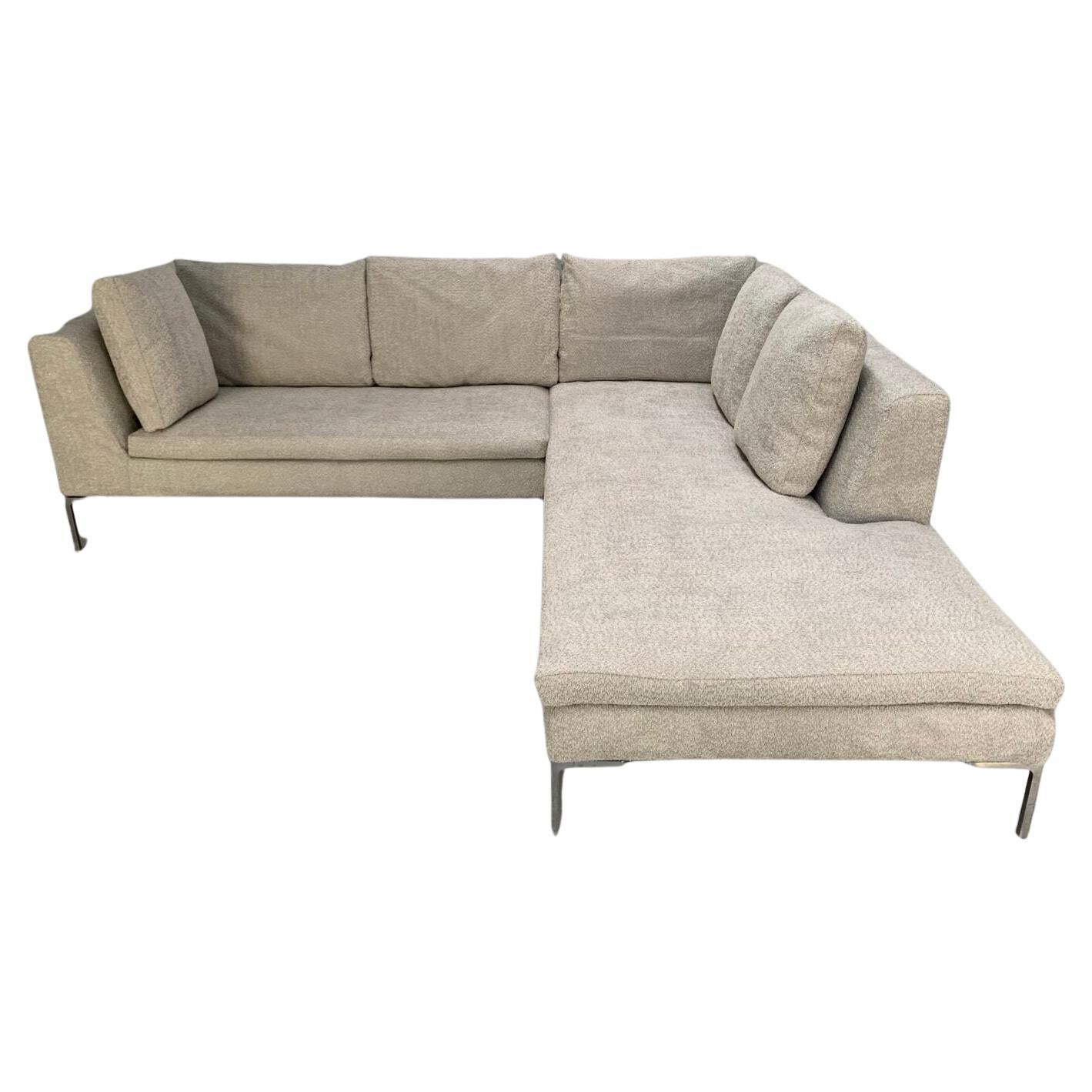 B&B Italia „Charles“ L-förmiges Sofa in L-Form aus blassgrauem Bouclé