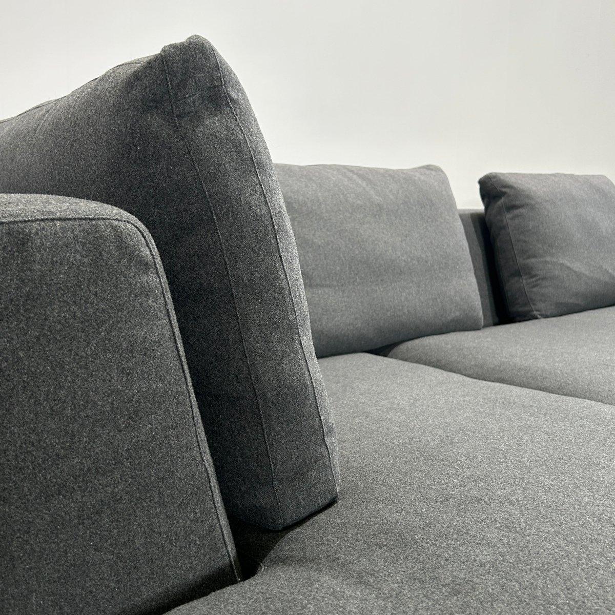 Das Charles Sektionssofa von B&B Italia ist ein ikonisches Möbelstück, das aus hochwertigen Materialien und mit viel Liebe zum Detail gefertigt wird. Das schlichte und moderne Design des Sofas wird durch die weichen Kissen und die tiefe Sitzfläche