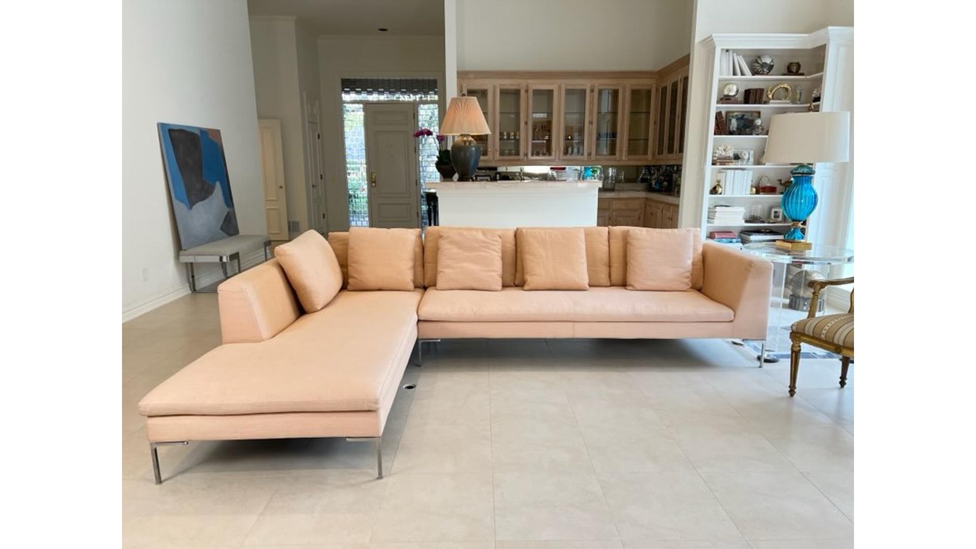 An icon of contemporary design, the Charles sofa stands out for its light image accentuated by the essential design of the die-cast aluminium feet in the shape of an inverted “L” which, together with the design of the armrest, the single seat