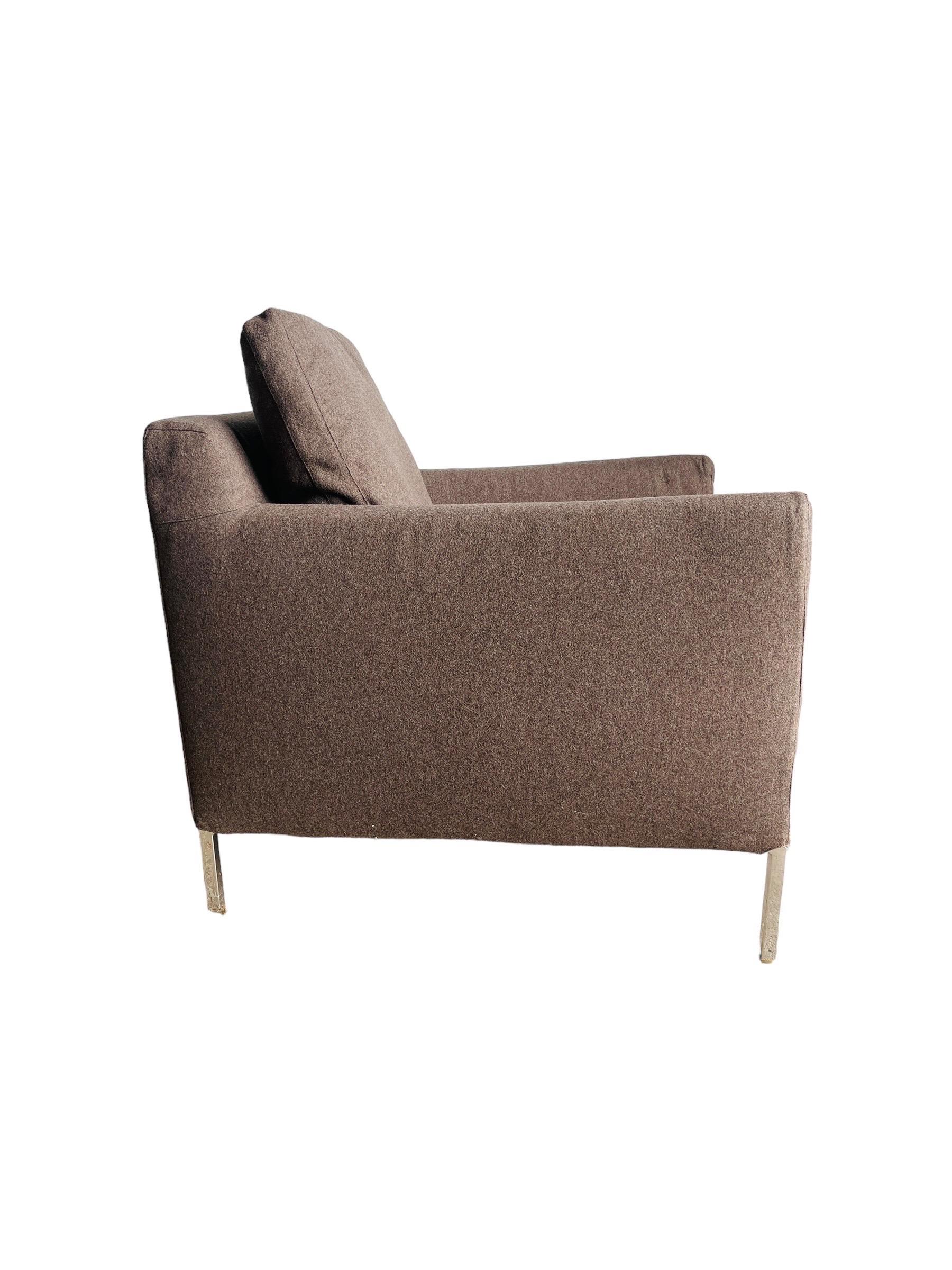 ¡Prepárate para enamorarte de este elegante sillón club B&B Italia! Envuelta en un tejido que imita la elegancia del terciopelo inglés gris, esta silla es todo lujo discreto sin aspavientos. El sutil tono marrón, combinado con las elegantes patas