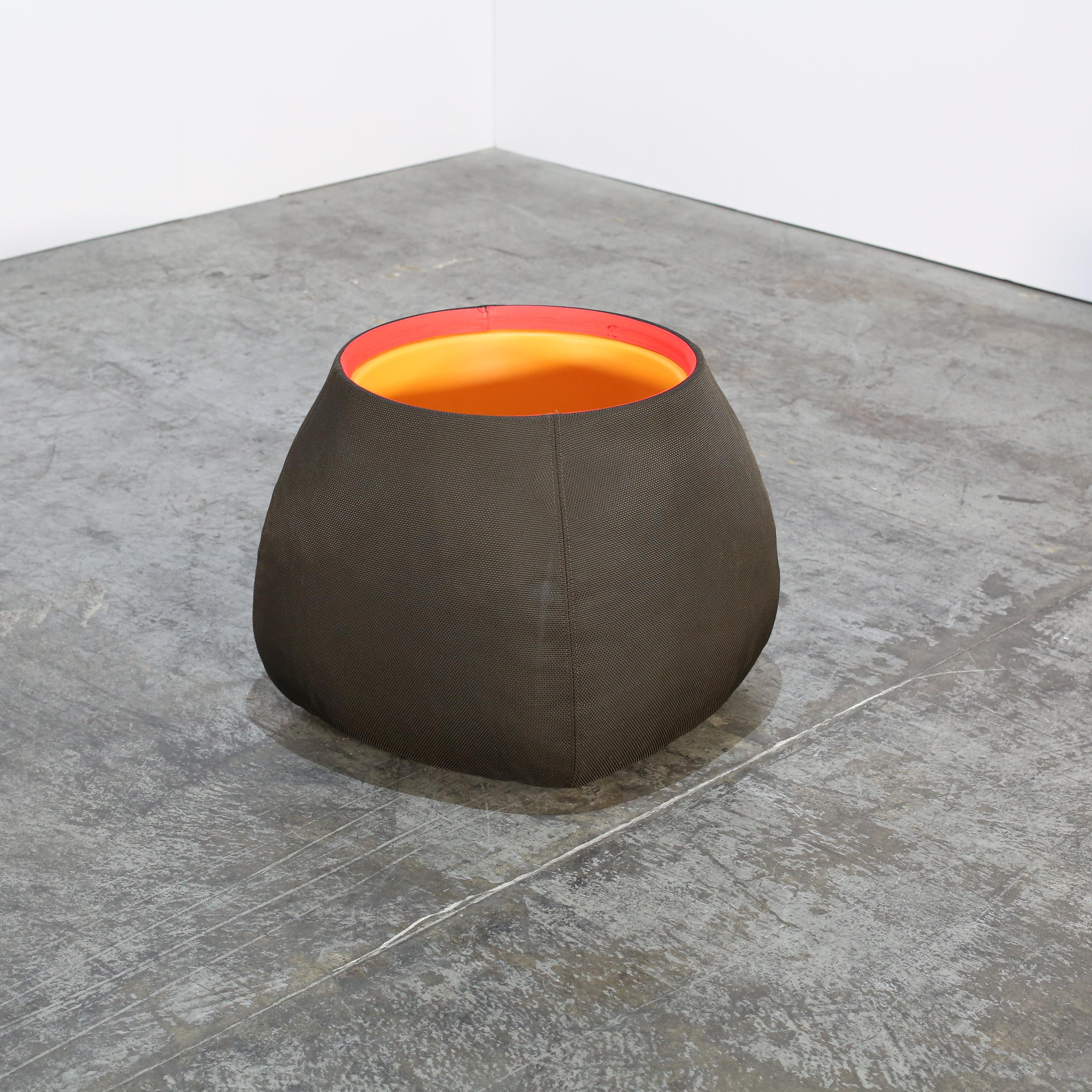 Voici la table basse Fat-Fat de B&B Italia, conçue par la designer de renom Patricia Urquiola. Cette pièce étonnante présente une forme unique. Son design audacieux et moderne ne manquera pas de faire sensation dans n'importe quel espace de vie. La