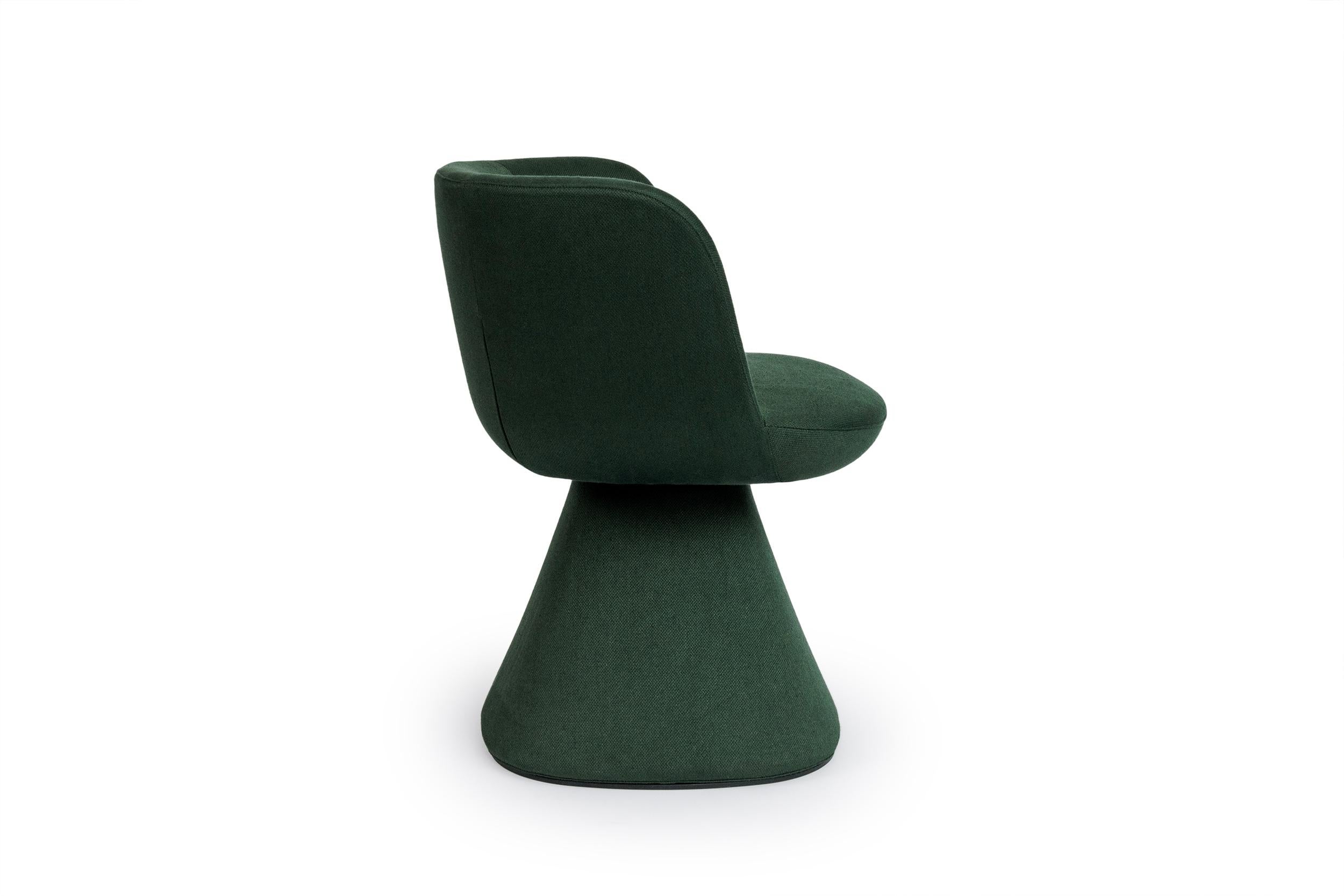 Der Flair O' Swivel Dining Chair, entworfen von Monica Armani für B&B Italia, ist ein kleiner häuslicher Thron, der auf einem Pyramidenstumpf mit abgerundeten Kanten sitzt und die Begriffe Eleganz und Charme in Einklang bringt. Die Basis verbreitert