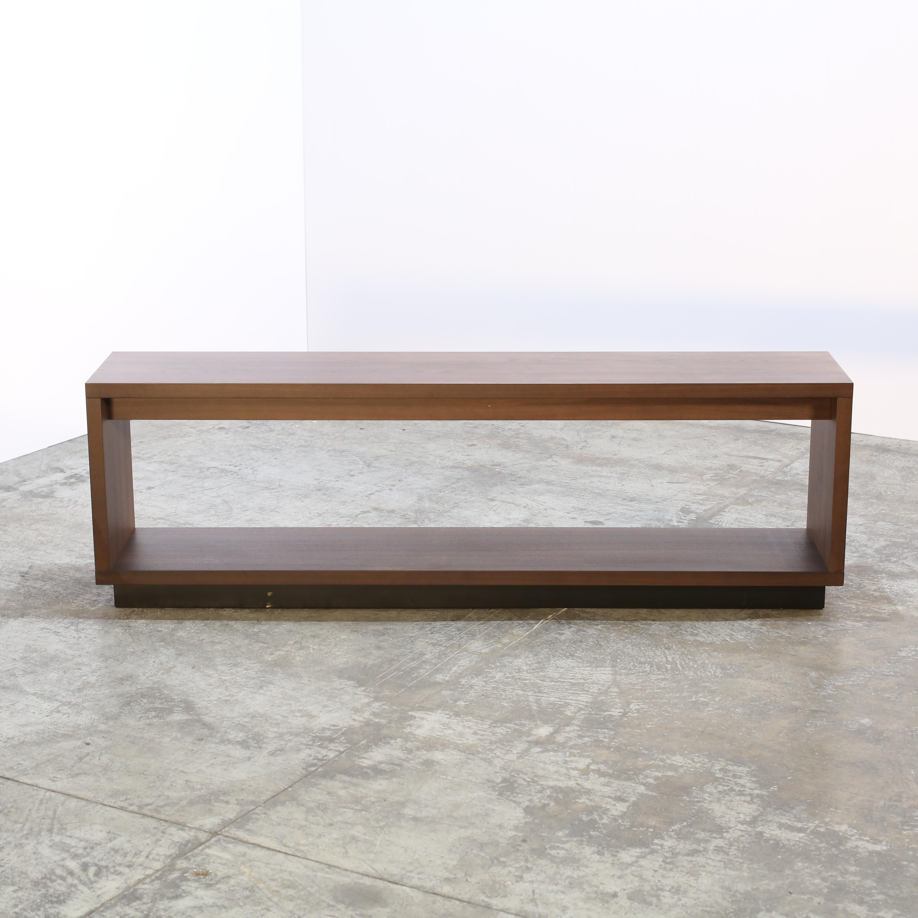 Der renommierte Designer Antonio Citterio stellt die Frank '12 Konsole für B&B Italia vor. Dieses atemberaubende Stück aus der Aria Collection zeichnet sich durch ein elegantes und modernes Design aus, das aus den hochwertigsten Materialien