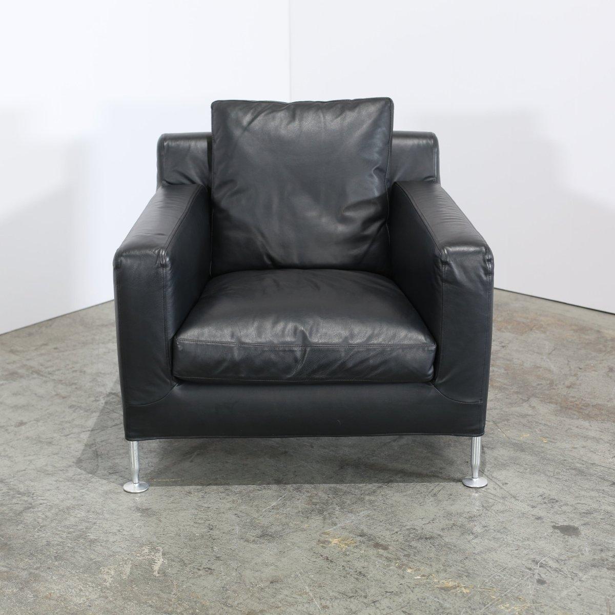 El sillón Harry de B&B Italia, una refinada declaración de confort y diseño, aporta una elegancia atemporal a cualquier interior. Diseñado con un asiento profundo y un acolchado de felpa, ofrece tanto estilo como un apoyo excepcional. Tapizada en