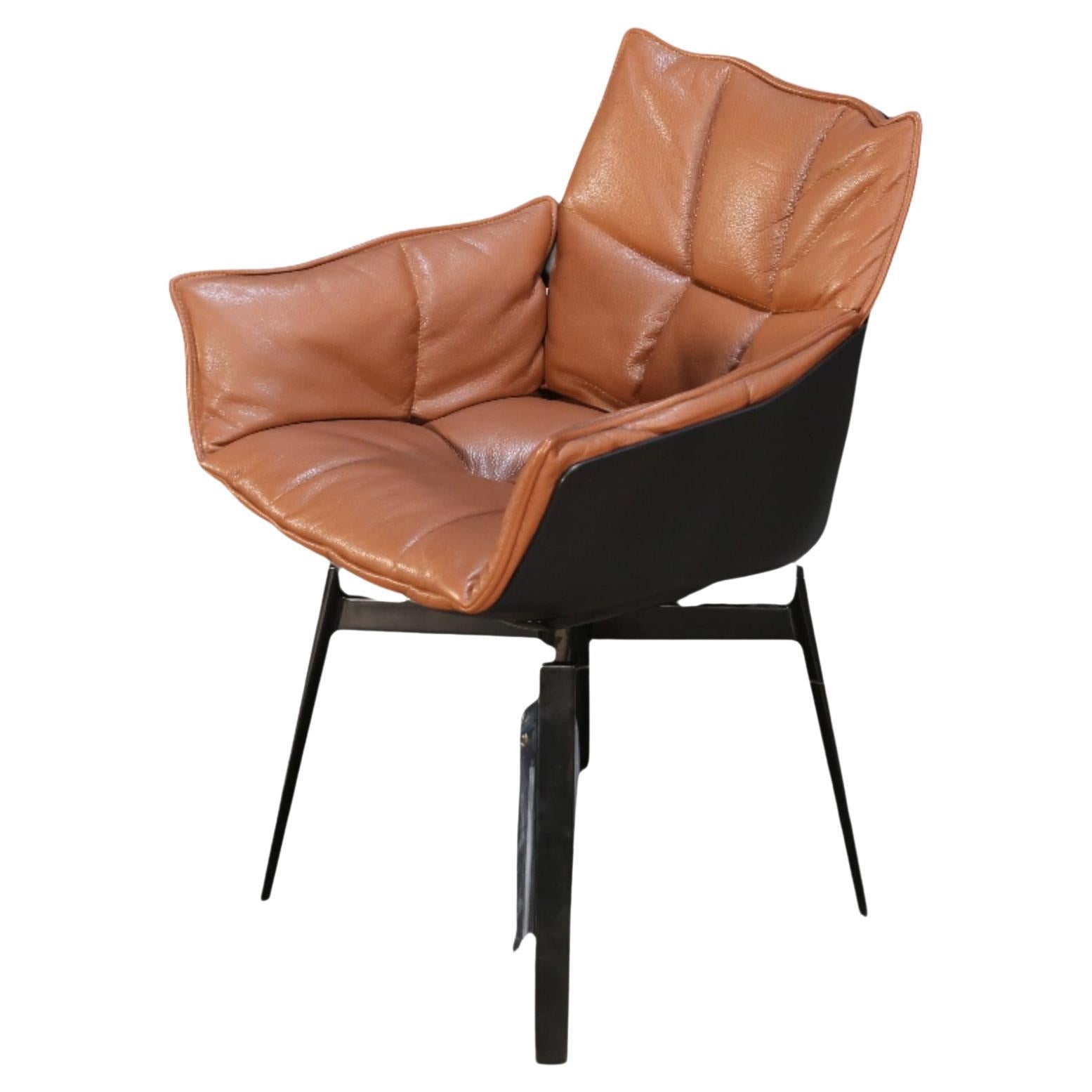 Te presentamos el Sillón Husk de B&B Italia, una auténtica pieza para cualquier vivienda de lujo. Este impresionante sillón presenta un diseño único, con su estructura en forma de concha y sus cojines de felpa, que proporcionan tanto comodidad como